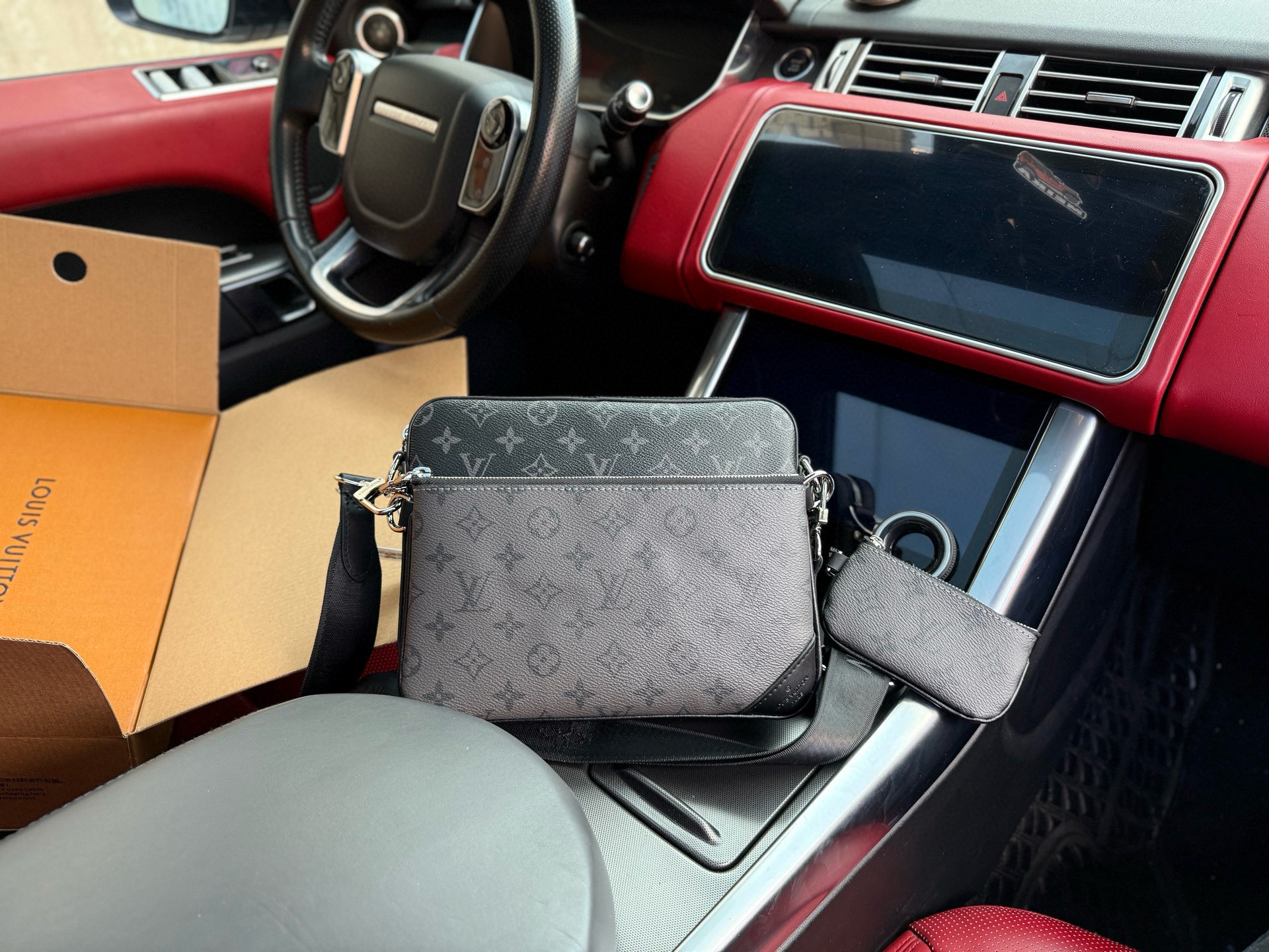 💰365 芯片版 📷高端货‼️ 新款 “Louis Vuitton”lv单肩包💼 路易威登邮差包三合一斜挎包 M69443 LOUIS VUITTON Trio 经典老花满印三合一 涂层帆布拼牛皮 邮差包手拿包单肩包斜挎包 常规 男款 灰色 超高清五金logo标志、顺滑拉链、油边超平滑、做工精致每个细节到位！男人必备款 尽显运动风范 商务工作中的理想伴侣。尺寸：25x18.5x7cm 配：飞机盒✈️➕折叠礼盒🎁➕芯片