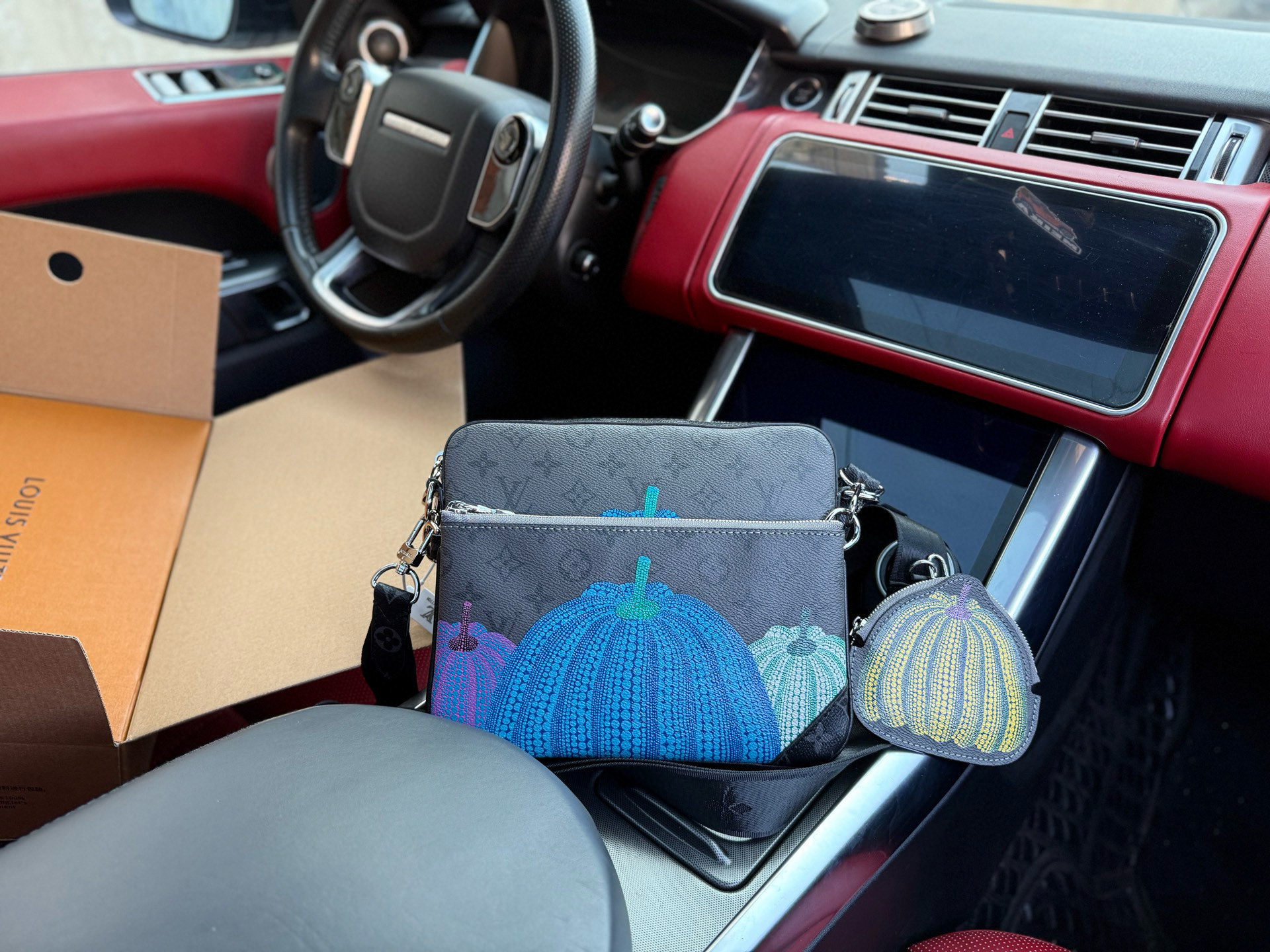 💰370 芯片版 📷高端货‼️ 新款 “Louis Vuitton”lv单肩包💼 路易威登邮差包三合一斜挎包 M46435 LOUIS VUITTON x Yayoi Kusama草间弥生 联名款 TrioMessenger 可拆卸可调节肩带彩色南瓜老花满印 涂层帆布 斜挎包 男款 灰色 超高清五金logo标志、顺滑拉链、油边超平滑、做工精致每个细节到位！男人必备款 尽显运动风范 商务工作中的理想伴侣。尺寸：25x18.5x7cm 配：飞机盒✈️➕折叠礼盒🎁➕芯片