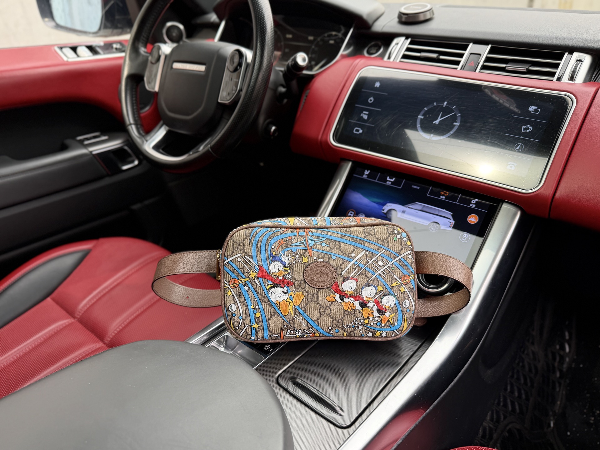 💰240 📷高端货‼️ 新款 “ GUCCI ”古奇腰包💼 GUCCI古驰单肩包 【Disney联名限定】 GUCCI古驰 x Disney 迪士尼 唐老鸭印花老花Logo皮革徽标 帆布拼皮 胸包腰包 男女同款情侣款 乌木色 高清五金logo标志、内里隔层!专用内里。顺滑拉链、做工精致每个细节到位!男人必备款。规格:24x14x5.5cm 配礼盒🎁