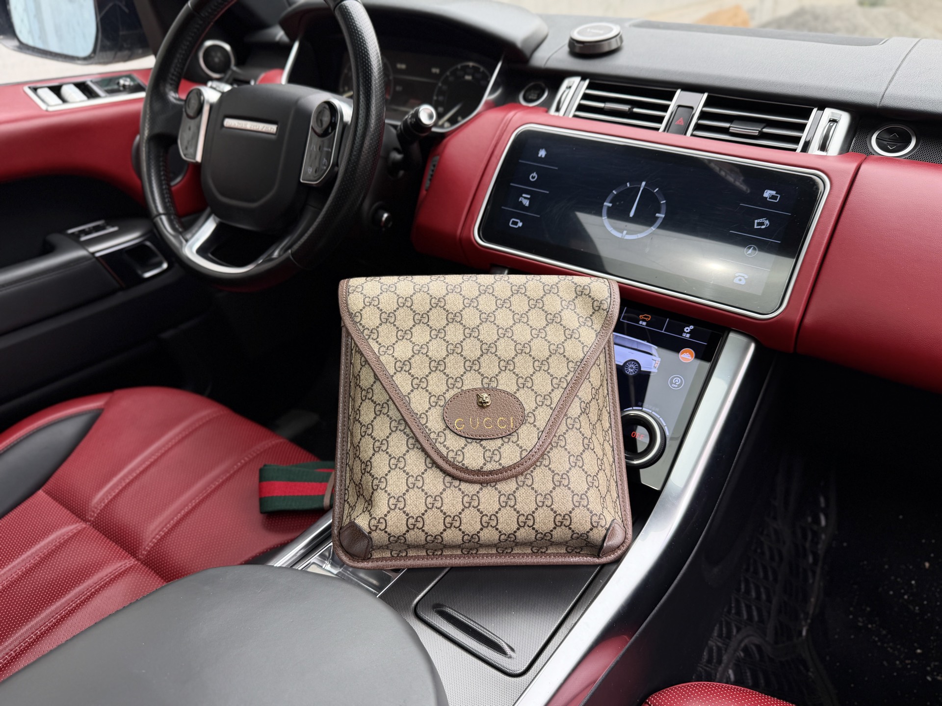 💰240 📷高端货‼️ 新款 “ GUCCI ”古奇单肩包💼 GUCCI古驰斜挎包 GUCCI古驰 Neo Vintage系列 金属虎头老花满印 帆布拼皮 虎头包邮差包腰包斜挎包 男款 乌木色/棕色 高清五金logo标志、内里隔层!专用内里。顺滑拉链、做工精致每个细节到位!男人必备款。规格:26x26cm配折叠礼盒🎁