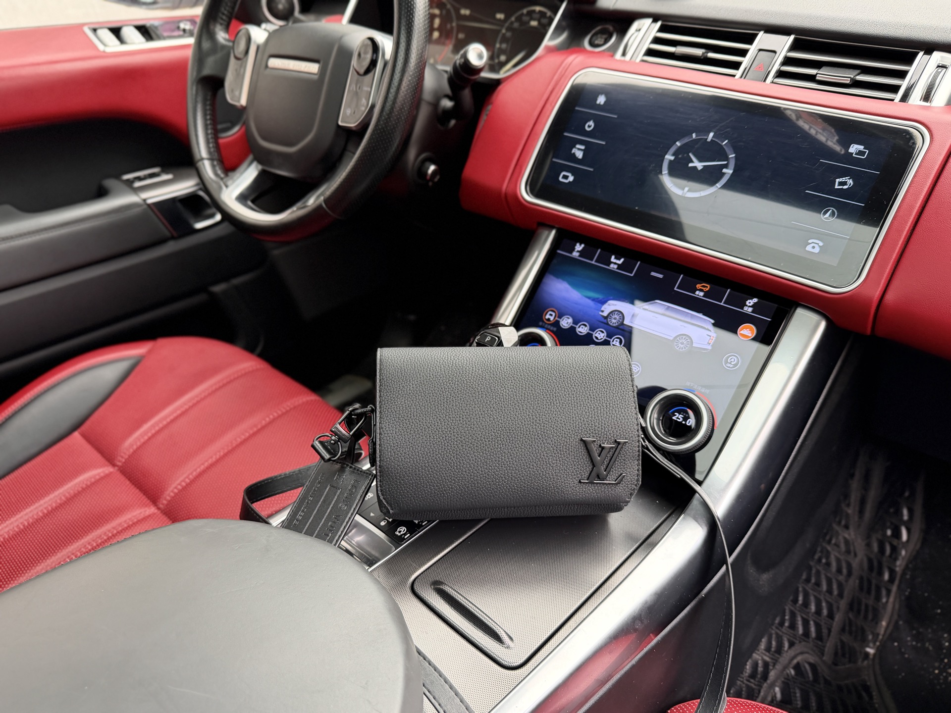 💰260📷高端货‼️ 新款 “Louis Vuitton”lv单肩包💼 路易威登邮差包斜挎包 M82085 LOUIS VUITTON VOYAGER Flap 品牌Logo可拆卸可调节肩带 牛皮革 单肩斜挎包钱包 迷你 男款 黑色 超高清五金logo标志、顺滑拉链、油边超平滑、做工精致每个细节到位!男人必备款 尽显运动风范 商务工作中的理想伴侣。尺寸:17x12x7cm 配:飞机盒✈️➕折叠礼盒🎁➕芯片