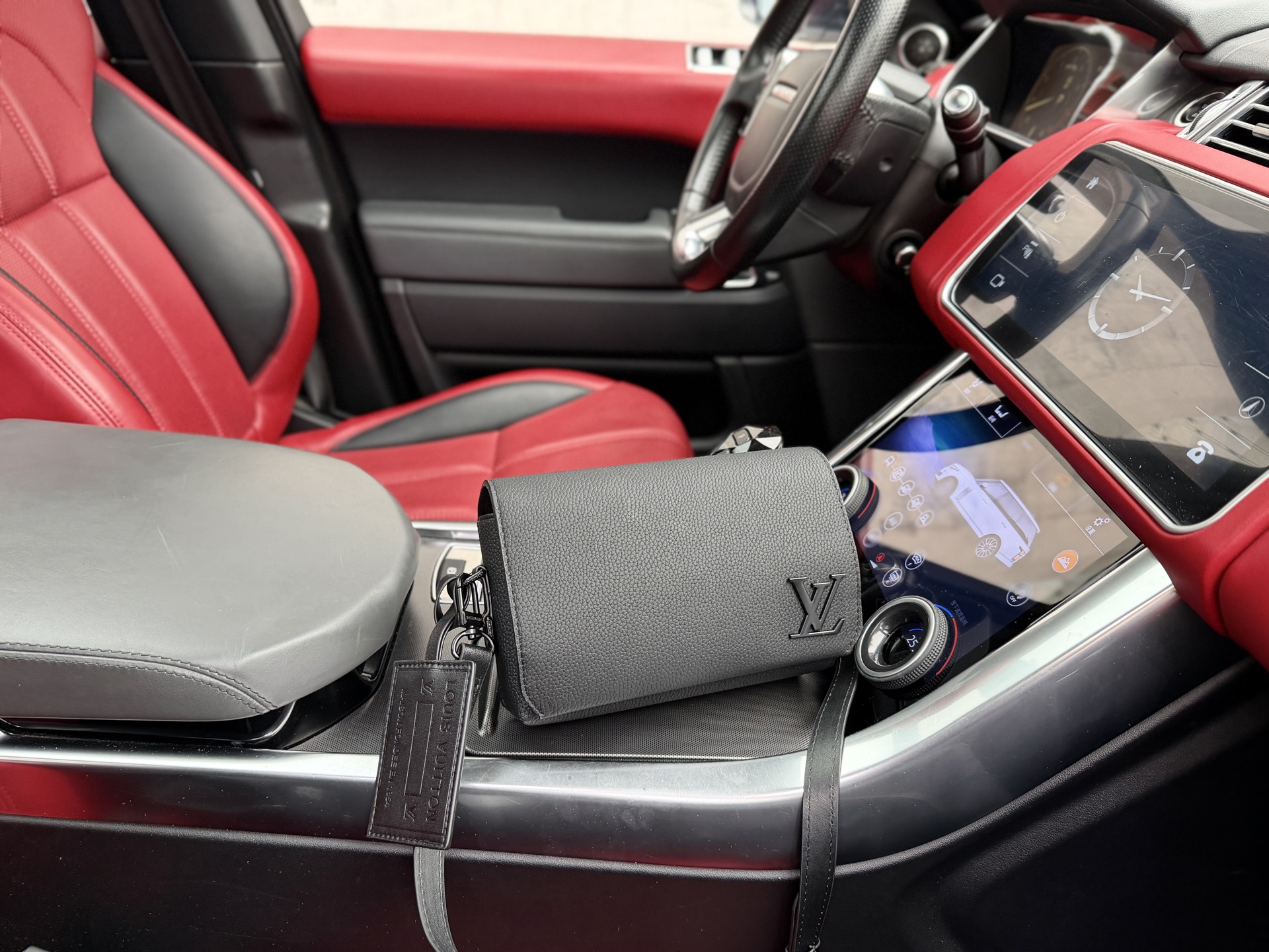 💰260📷高端货‼️ 新款 “Louis Vuitton”lv单肩包💼 路易威登邮差包斜挎包 M82085 LOUIS VUITTON VOYAGER Flap 品牌Logo可拆卸可调节肩带 牛皮革 单肩斜挎包钱包 迷你 男款 黑色 超高清五金logo标志、顺滑拉链、油边超平滑、做工精致每个细节到位!男人必备款 尽显运动风范 商务工作中的理想伴侣。尺寸:17x12x7cm 配:飞机盒✈️➕折叠礼盒🎁➕芯片