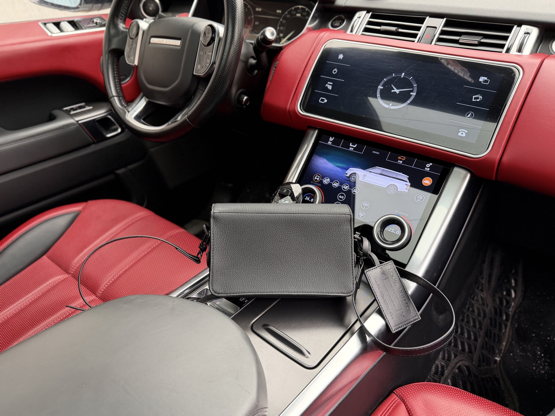 💰260📷高端货‼️ 新款 “Louis Vuitton”lv单肩包💼 路易威登邮差包斜挎包 M82085 LOUIS VUITTON VOYAGER Flap 品牌Logo可拆卸可调节肩带 牛皮革 单肩斜挎包钱包 迷你 男款 黑色 超高清五金logo标志、顺滑拉链、油边超平滑、做工精致每个细节到位!男人必备款 尽显运动风范 商务工作中的理想伴侣。尺寸:17x12x7cm 配:飞机盒✈️➕折叠礼盒🎁➕芯片