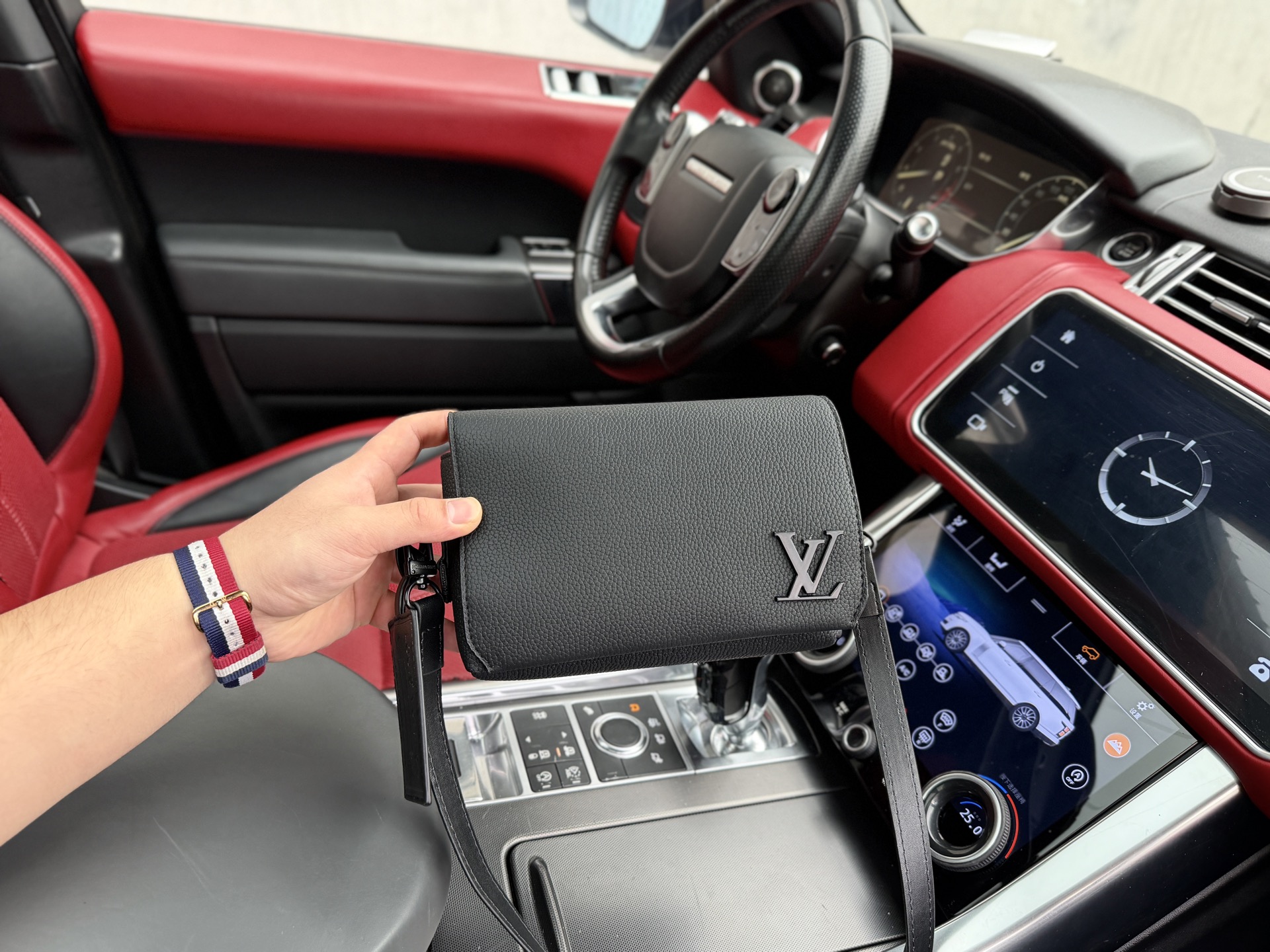 💰260📷高端货‼️ 新款 “Louis Vuitton”lv单肩包💼 路易威登邮差包斜挎包 M82085 LOUIS VUITTON VOYAGER Flap 品牌Logo可拆卸可调节肩带 牛皮革 单肩斜挎包钱包 迷你 男款 黑色 超高清五金logo标志、顺滑拉链、油边超平滑、做工精致每个细节到位!男人必备款 尽显运动风范 商务工作中的理想伴侣。尺寸:17x12x7cm 配:飞机盒✈️➕折叠礼盒🎁➕芯片