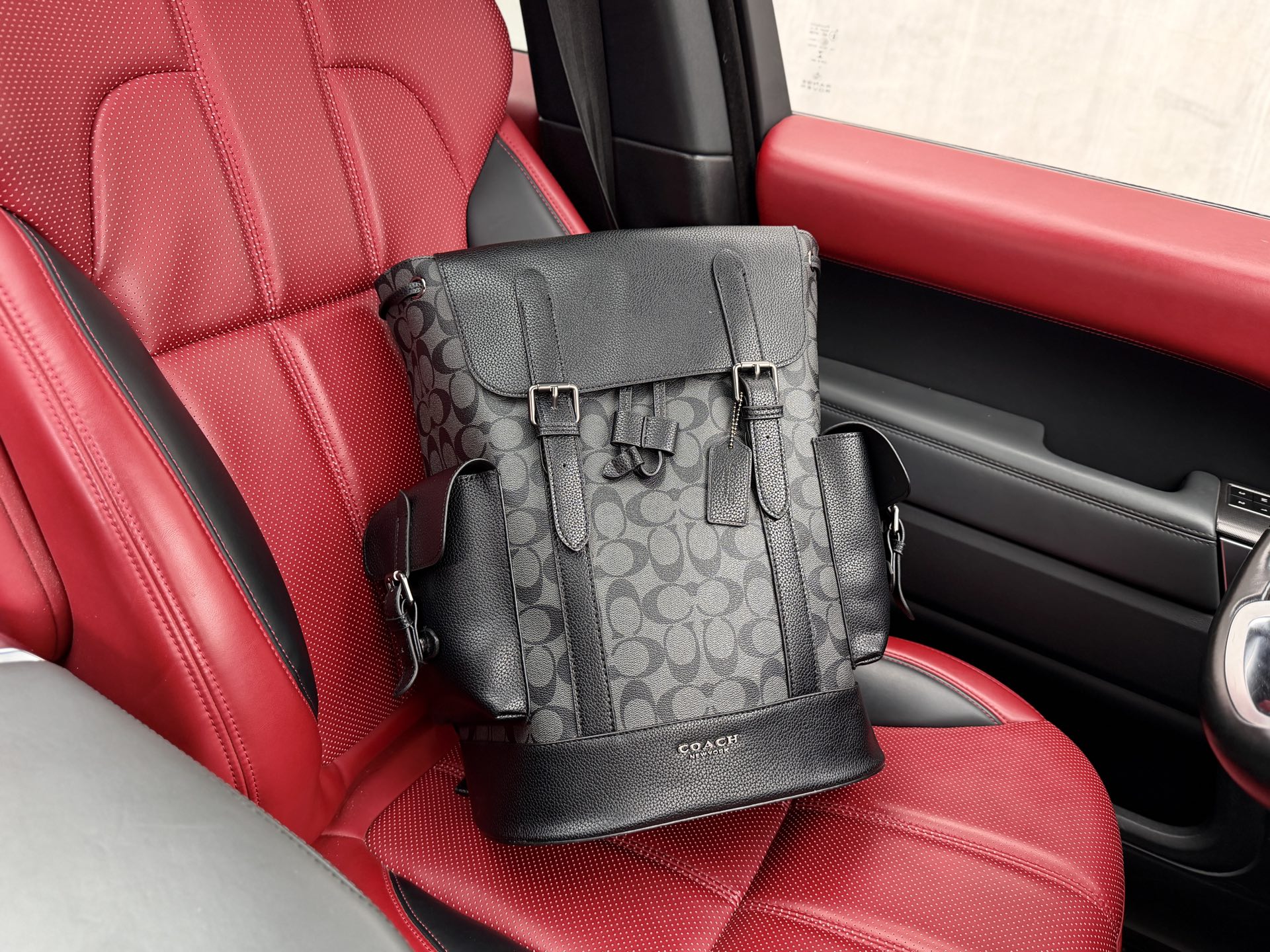 💰280 📷高端货‼️ 新款 “ COACH ”蔻驰双肩包 💼 coach蔻驰双肩包 COACH蔻驰 Hudson 30 经典老花印花翻盖抽绳开合内部拉链口袋 天然鹅卵石皮革拼帆布 背包双肩包 大号 男款 黑色 黄色 炭黑色拼棕色 内设电脑隔层 拉链暗袋 高清五金logo标志、专用里内里。顺滑拉链、油边平滑、做工精致每个细节到位!潮男必备款 尺寸:28x40x13cm