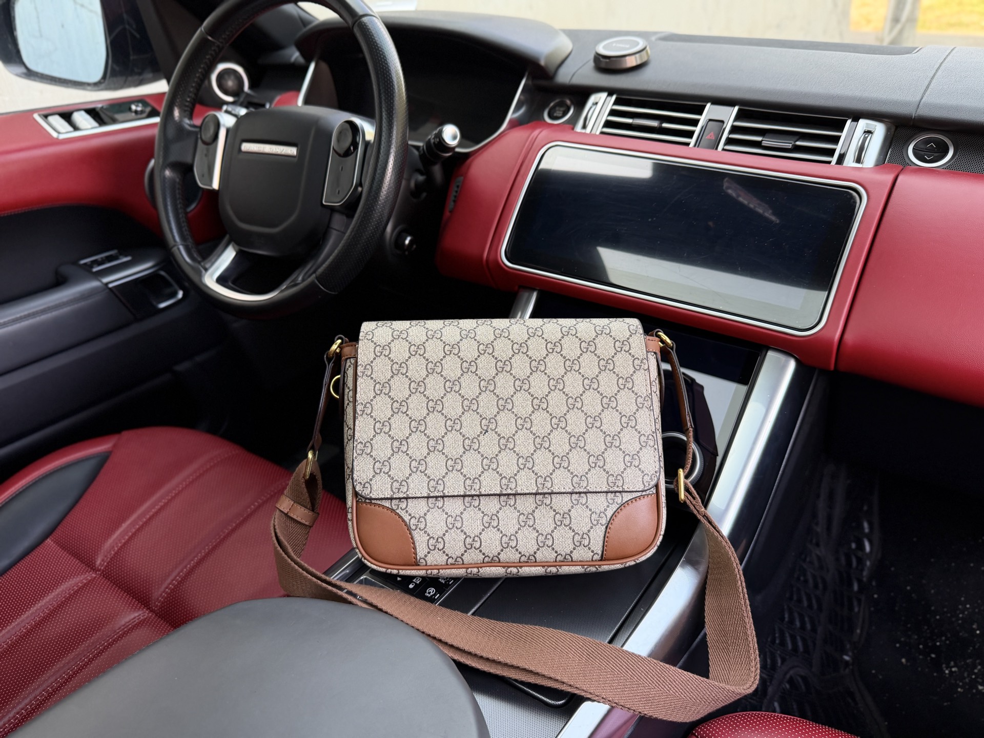 💰280 📷高端货‼️ 新款 “ GUCCI ”古奇单肩包💼 GUCCI古驰邮差包 GUCCI古驰 Ophidia 老花Logo条纹织带 帆布皮革饰边 帆布包邮差包单肩斜挎包 中号 男款 乌木色 百搭经典推荐#高清五金logo标志、内里隔层!专用内里。顺滑拉链、做工精致每个细节到位!男人必备款。8规格:26x22x8cm 配礼盒🎁