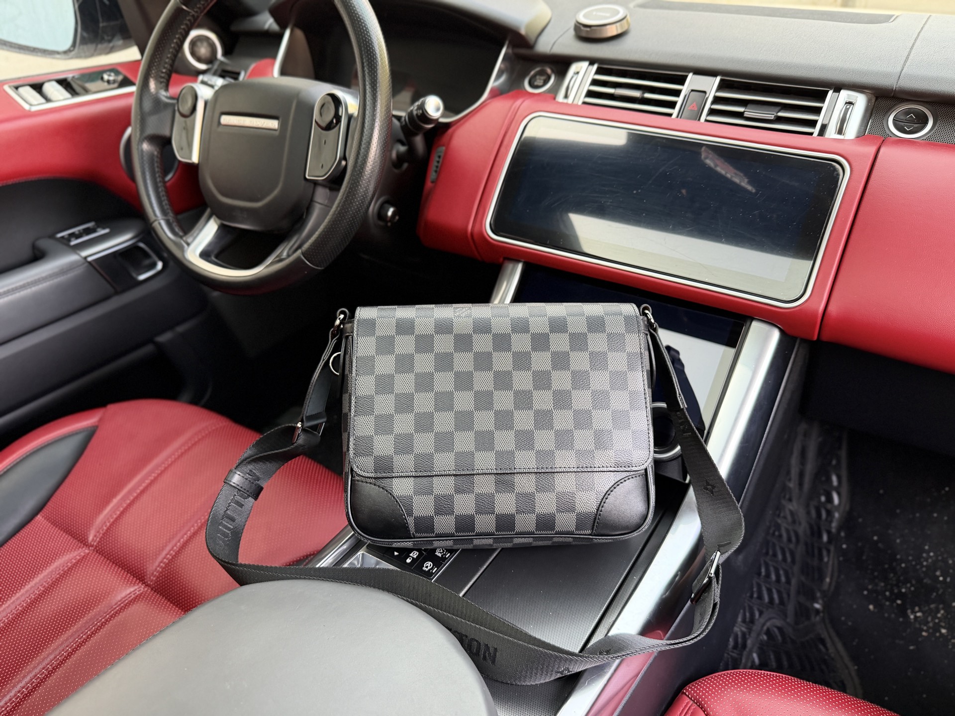 💰280 📷高端货‼️ 新款 “ LOUIS VUITTON ”lv单肩包💼 路易威登单肩包斜挎邮差包 Logo条纹织带 帆布皮革饰边 帆布包邮差包单肩斜挎包 中号 男款 黑色 百搭经典推荐#高清五金logo标志、内里隔层!专用内里。顺滑拉链、做工精致每个细节到位!男人必备款。8规格:26x22x8cm 配礼盒🎁