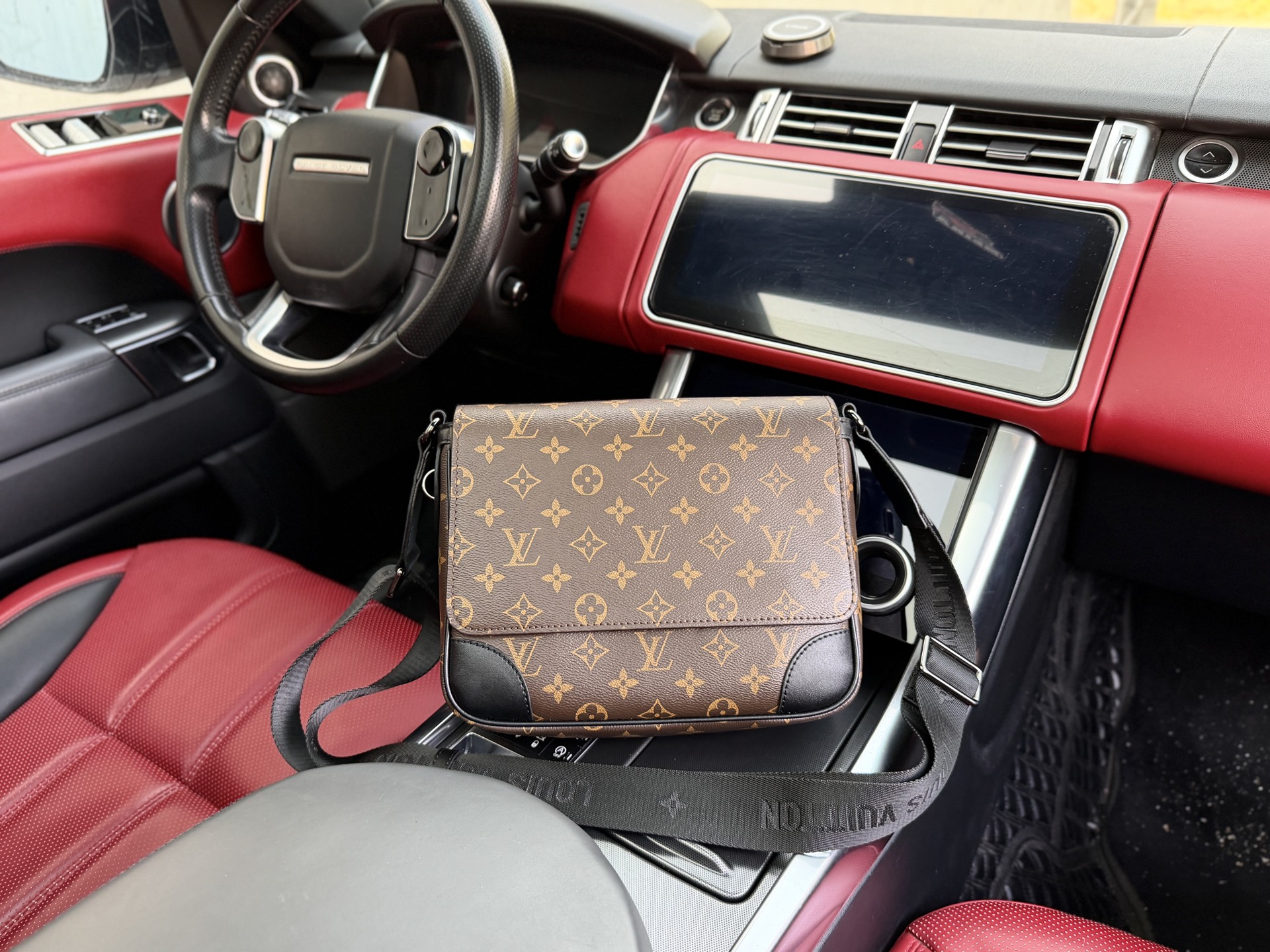 💰280 📷高端货‼️ 新款 “ LOUIS VUITTON ”lv单肩包💼 路易威登单肩包斜挎邮差包 Logo条纹织带 帆布皮革饰边 帆布包邮差包单肩斜挎包 中号 男款 黑色 百搭经典推荐#高清五金logo标志、内里隔层!专用内里。顺滑拉链、做工精致每个细节到位!男人必备款。8规格:26x22x8cm 配礼盒🎁