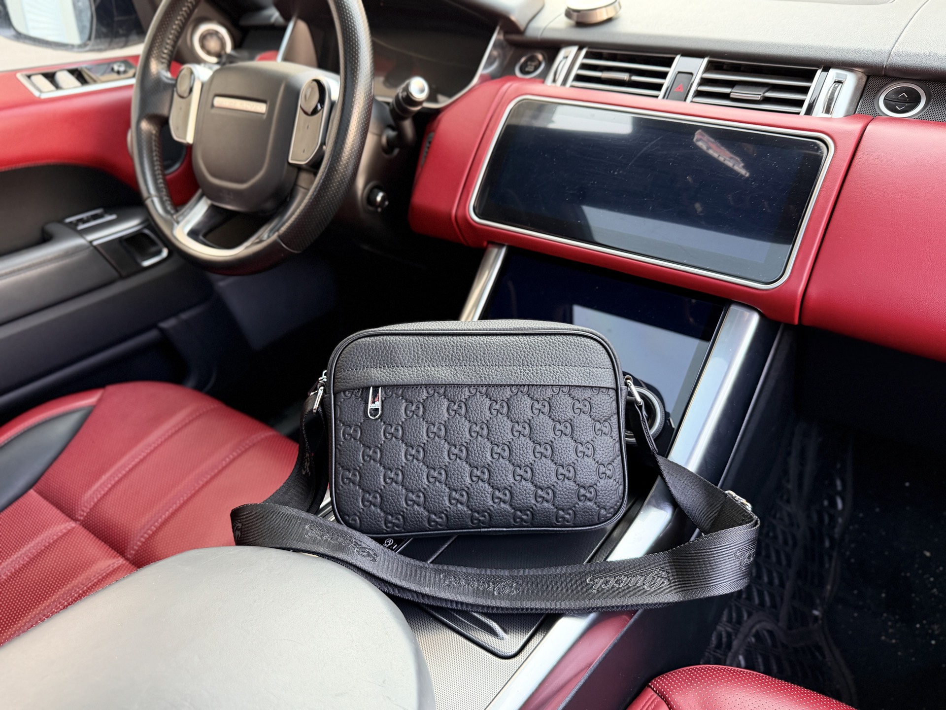 💰260📷高端货‼️ 新款 “ GUCCI ”古奇单肩包💼 gucci古驰酷奇牛皮斜挎包 可调节肩带磁吸扣开合 粒面软皮 头层牛皮 单肩斜挎包 男款 黑色 超高清五金logo标志、顺滑拉链、油边超平滑、做工精致每个细节到位!男人必备款。规格:24x17x5cm 配礼盒🎁