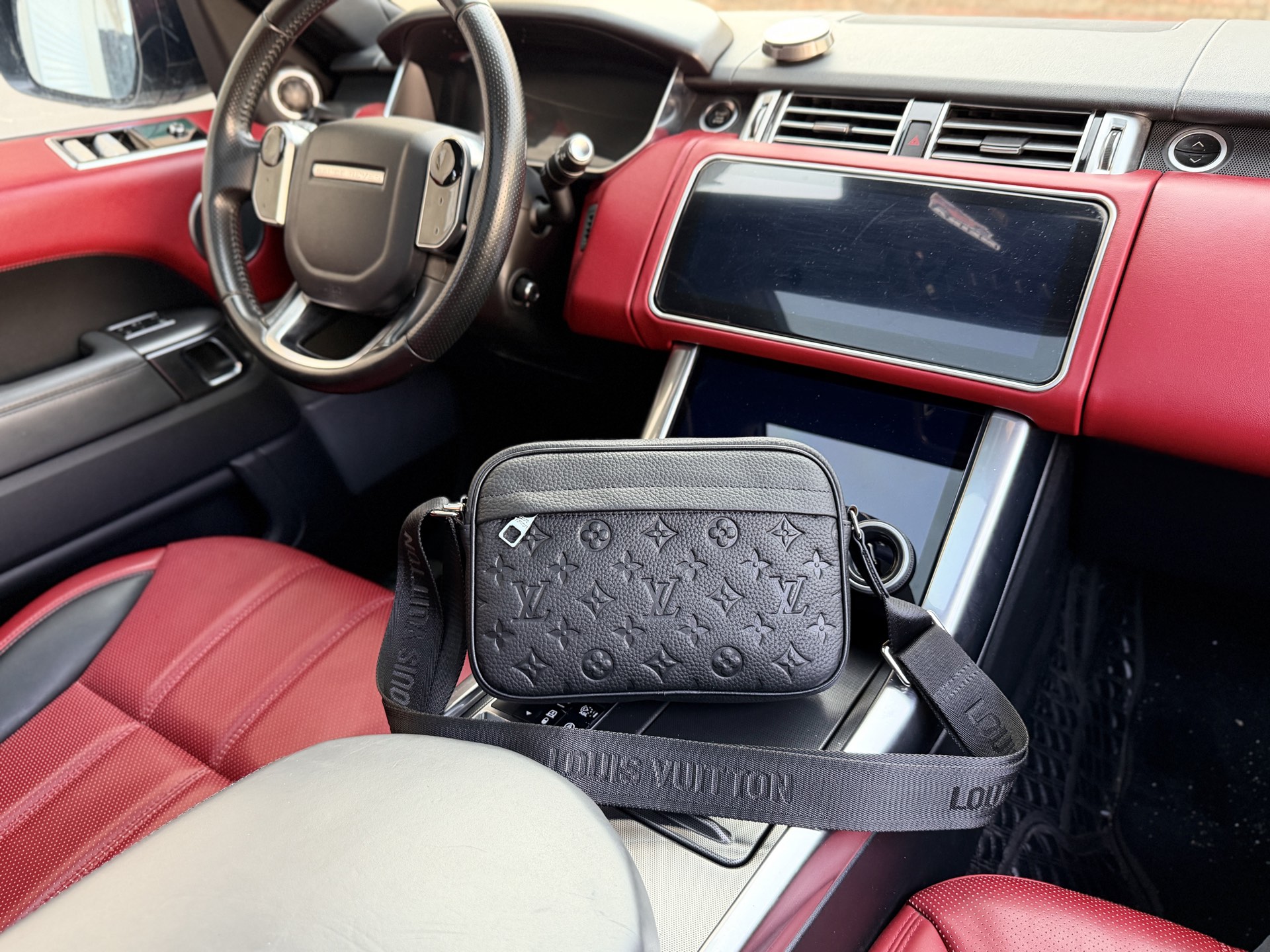 💰260 📷高端货‼️ 新款 “ LOUIS VUITTON ”lv单肩包💼 路易威登单肩包牛皮斜挎包 可调节肩带磁吸扣开合 粒面软皮 头层牛皮 单肩斜挎包 男款 黑色 超高清五金logo标志、顺滑拉链、油边超平滑、做工精致每个细节到位!男人必备款。规格:24x17x5cm 配礼盒🎁