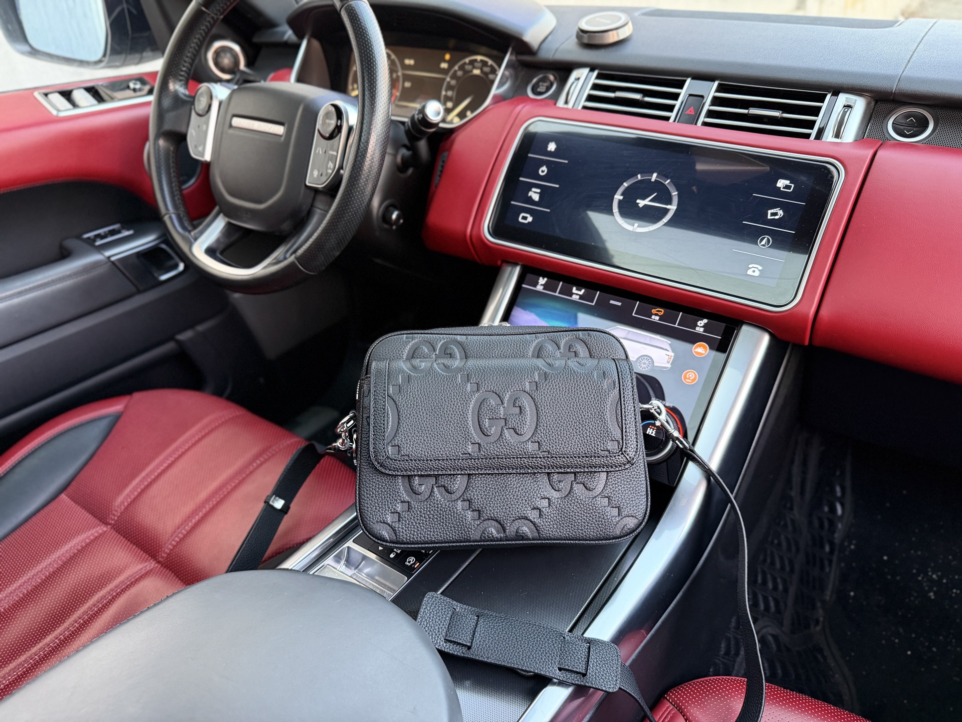 💰280 📷高端货‼️ 新款 “ GUCCI ”古奇单肩包💼 酷奇单肩包 古驰男士牛皮单肩斜挎包 JUMBO GG 可调节肩带磁吸扣开合 粒面软皮 头层牛皮 单肩斜挎包 男款 黑色 超高清五金logo标志、顺滑拉链、油边超平滑、做工精致每个细节到位!男人必备款。X规格:23x19x10cm 配折叠礼盒🎁