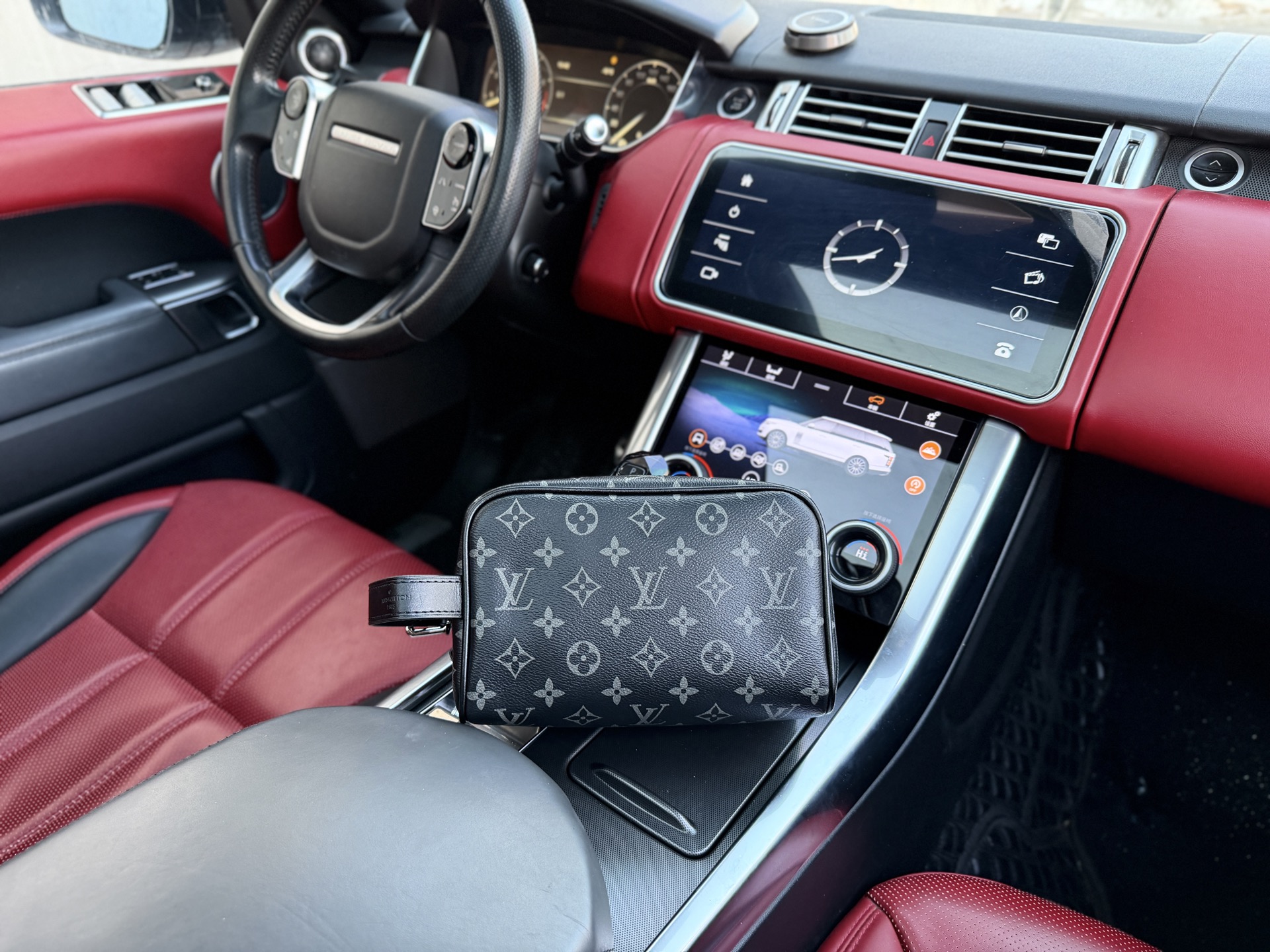 P143 High-end Goods‼ ️ "Louis Vuutton" Lv Toiletry Bag Louis Vuitton Toiletry Bag Pure Leather Clutch M83113 Louis Vuitton Presbyopia All-over Printed Zipper Closure Coated Canvas And Cowhide Toiletry Bag Men's Black High-definition Hardware Logo Logo, Inner Compartment Special Lining. Smooth Zipper, Exquisite Workmanship, Every Detail Is In Place A Must-have For Men. Specifications: 22x14x11cm Comes With: Airplane Box️folding Gift Boxchip