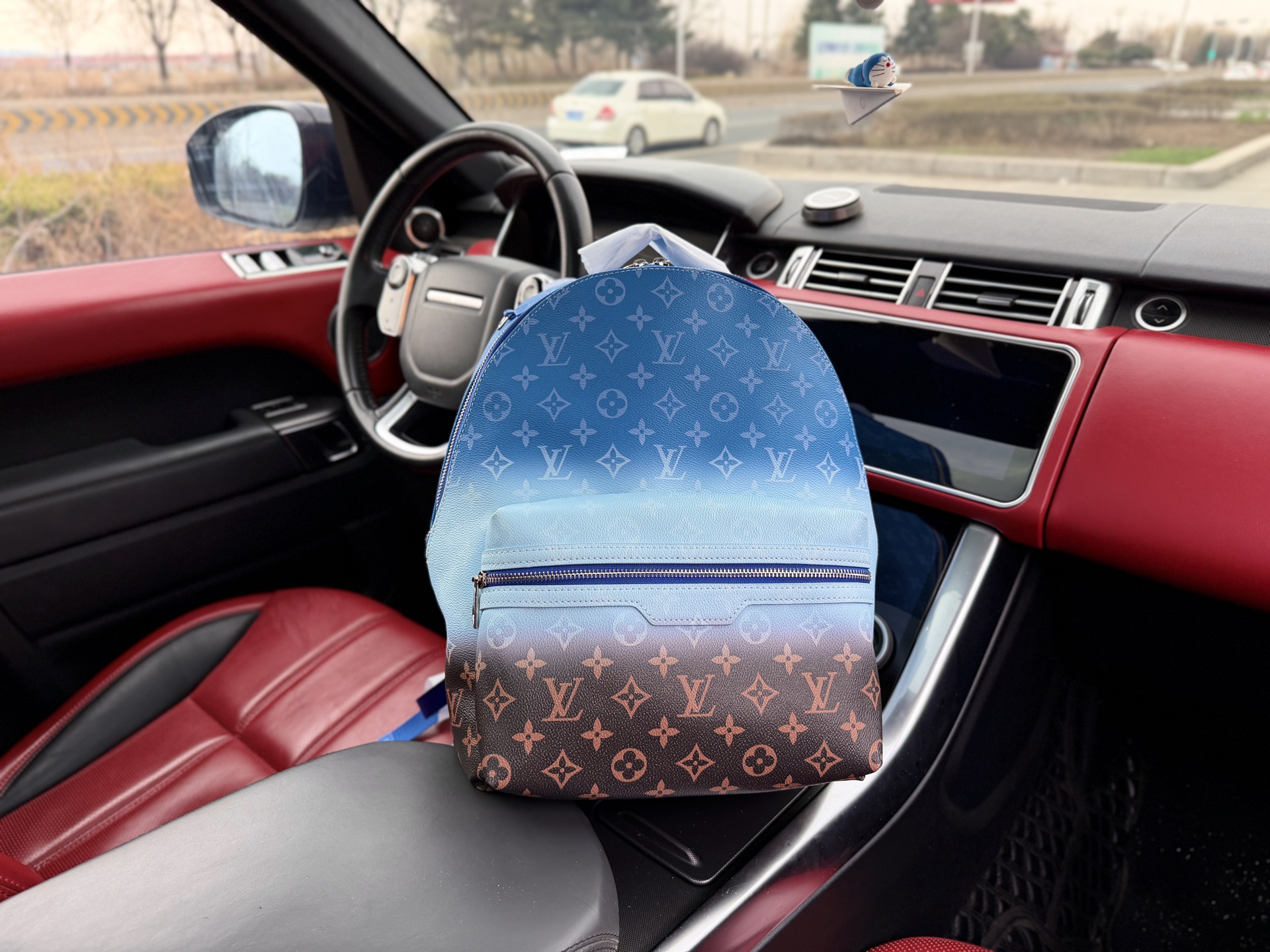 P240 High-end Goods‼ ️ New "Louis Vuitton" Lv Backpack Louis Vuitton Backpack Student Backpack M28025 Louis Vuitton Discovery Gradient Blooming Inkjet Effect Presbyopia All Over Printing Monogram Pigment Coated Canvas Backpack Small Men's Model Blue And Brown Built-in Computer Compartment Zipper Secret Pocket High-definition Hardware Logo Mark, Special Lining. Smooth Zippers, Smooth Oiled Edges, And Exquisite Workmanship. Every Detail Is In Place A Must-have For Trendy Men. Specifications: 30x40x20cm