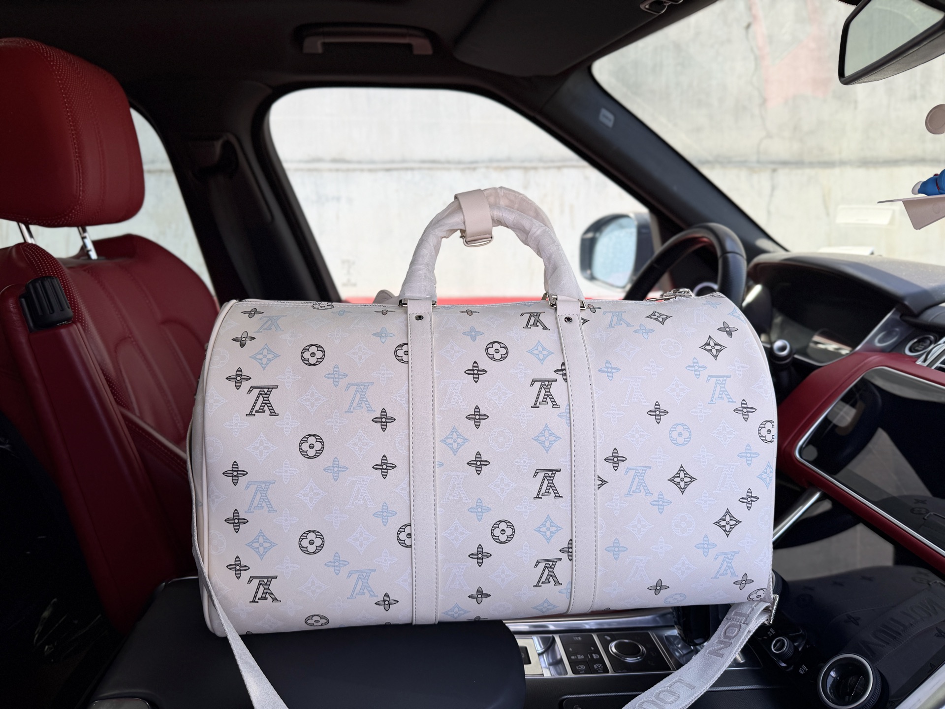 Alternative view of Louis Vuitton Crossbody Bag M28836 10525