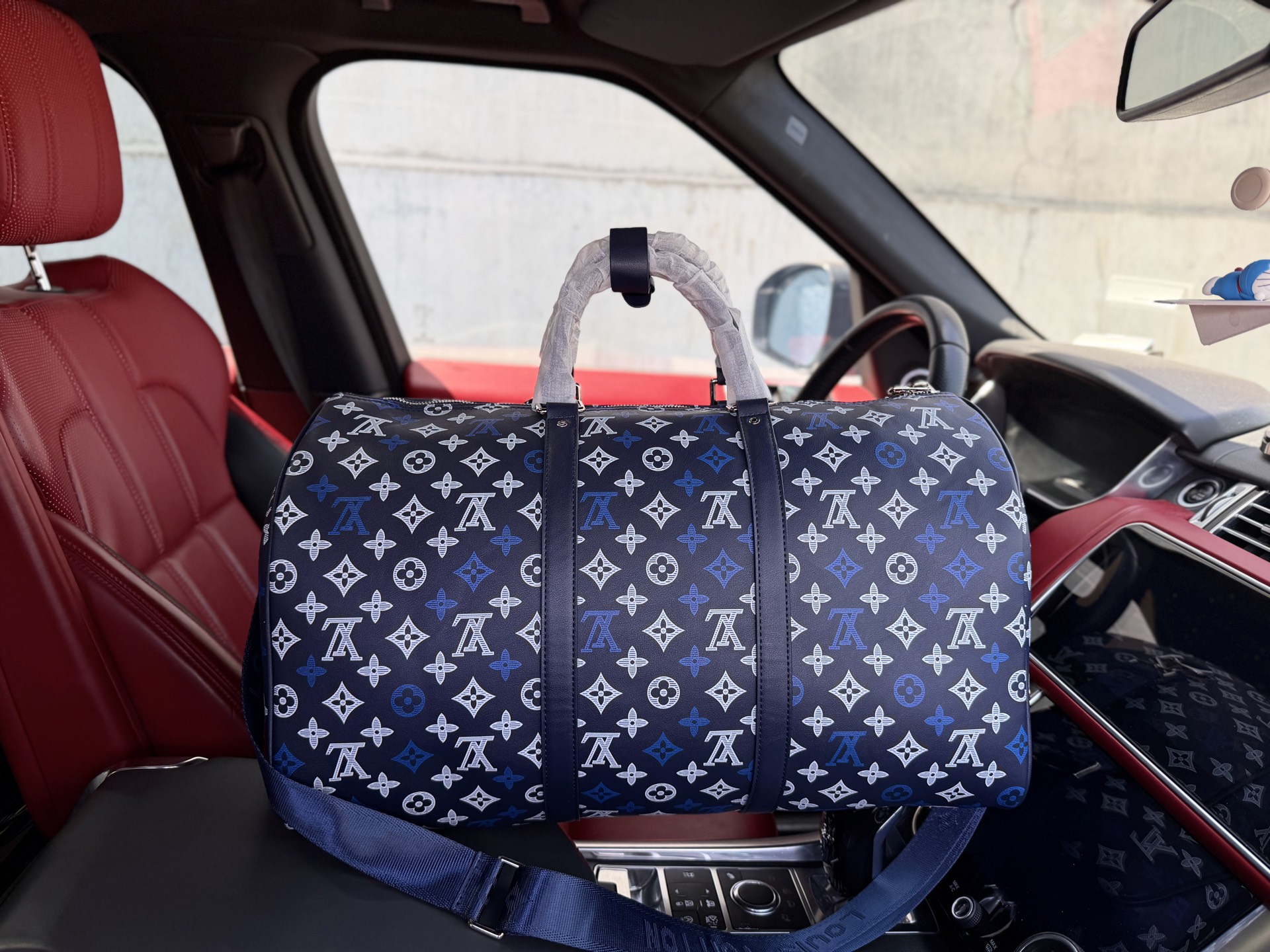 Alternative view of Louis Vuitton Crossbody Bag M28836 10524