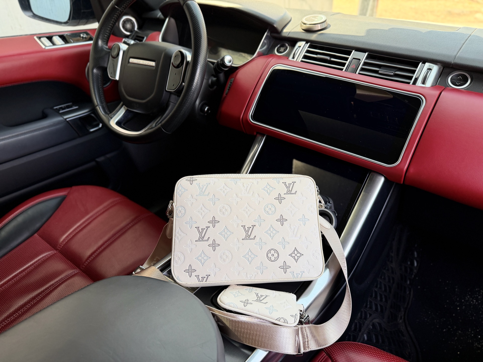 Alternative view of Louis Vuitton Crossbody Bag M28854 10523