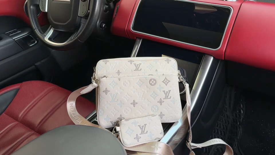 Louis Vuitton Shoulder Bag 10522