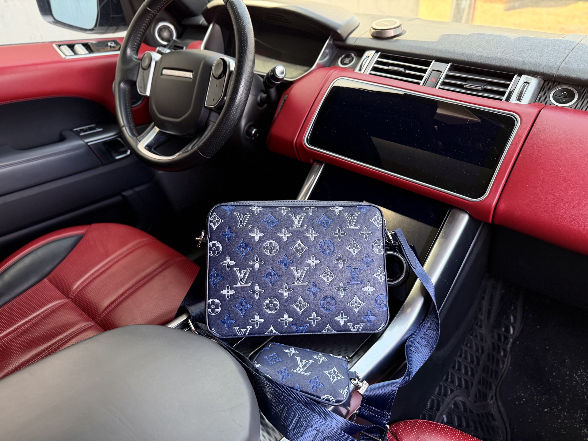 Alternative view of Louis Vuitton Crossbody Bag M28618 10007