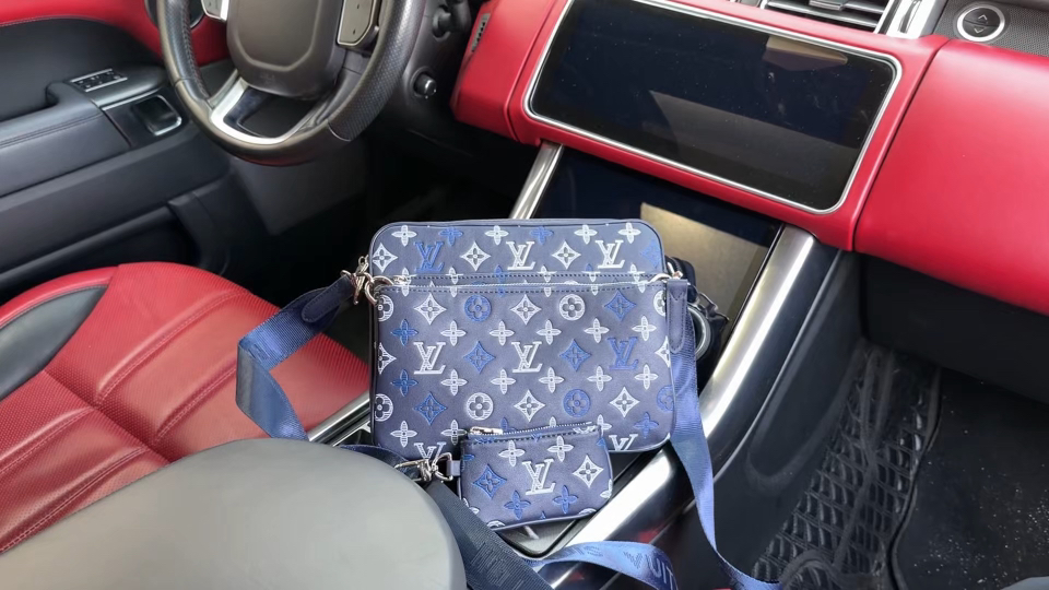 Louis Vuitton Shoulder Bag 10006