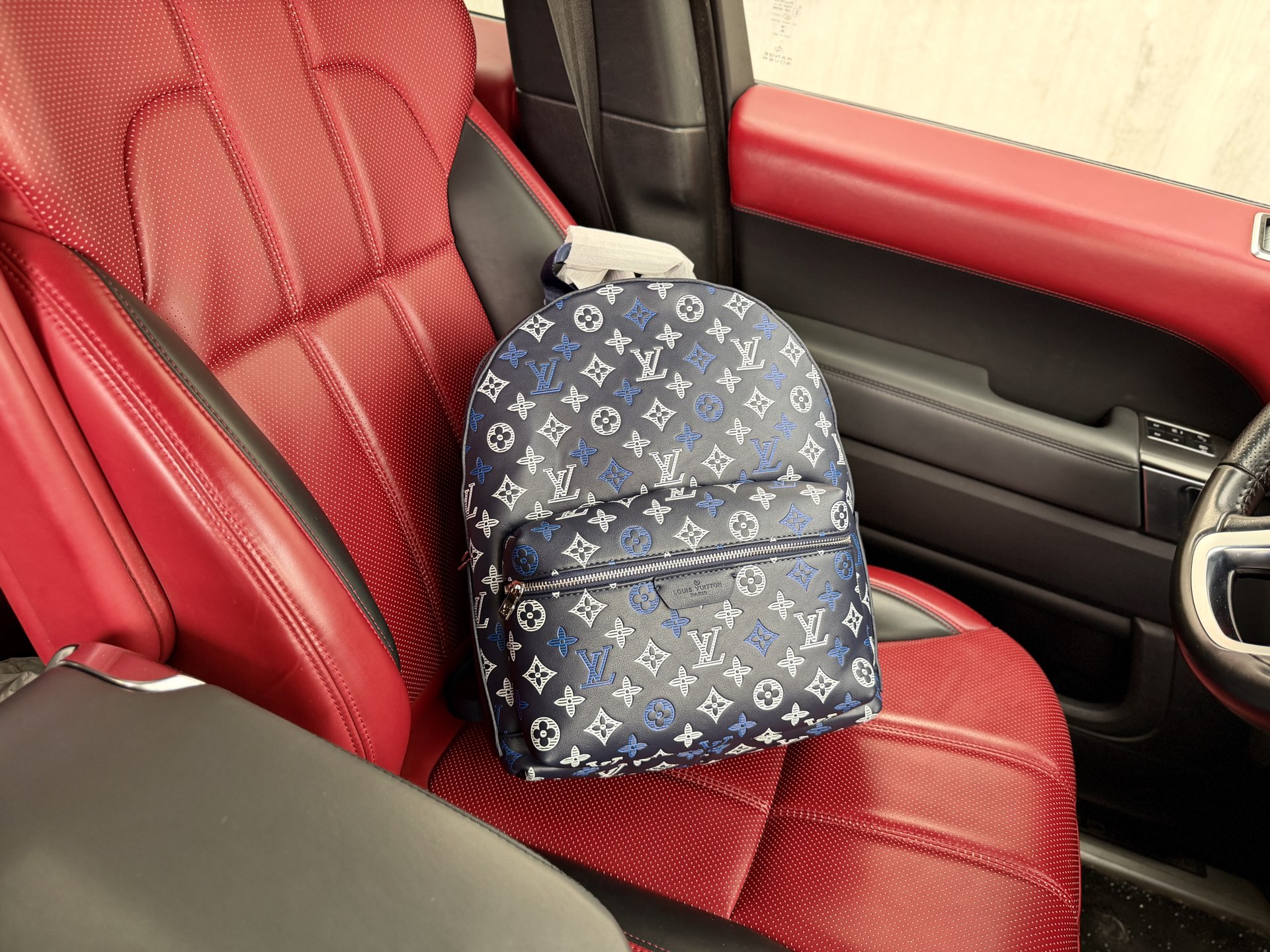 📷高端货 ️ 新款 “ Louis Vuitton ”lv双肩包💼 路易威登双肩包 学生背包 M28575 LOUIS VUITTON Discovery PM 三重丝印工艺多彩渐变老花做旧金属件双拉链开合 Monogram Shadow牛皮革 双肩包 小号 男款 藏蓝色 内设电脑隔层 拉链暗袋 高清五金logo标志、专用里内里.顺滑拉链、油边平滑、做工精致每个细节到位!潮男必备款 规格:30x40x20cm