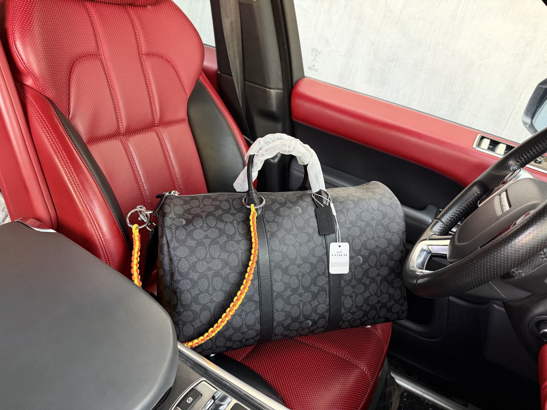 P285 High-end Goods‼ ️ New "Coach" Travel Bag Coach Hand-held Cross-body Travel Bag Coach Venturer 45 Classic Presbyopic Extra Large Capacity Portable Shoulder Cross-body Bag Large Travel Bag Men And Women Same Style Business Casual High-definition Hardware Logo Mark, Inner Compartment Special Lining. Smooth Zipper, Exquisite Workmanship, Every Detail Is In Place A Must-have For Men Size: 45x26x21cm
