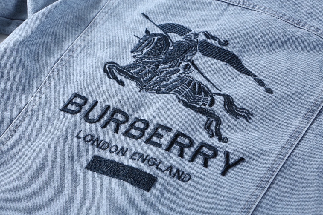 Burberry& Supreme 25ss 联名款战马牛仔外套牛仔蓝-Chinese UA Cheap High Quatity Brand Clothes Bags handbags Sneakers wholesale wholesaler seller from China Factory suppliers Fashion Clothing Shoes best Quality Beautiful Price Burberry& Supreme 25ss 联名款战马牛仔外套牛仔蓝