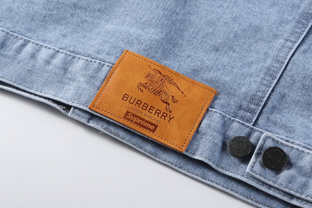 Burberry& Supreme 25ss 联名款战马牛仔外套牛仔蓝-Chinese UA Cheap High Quatity Brand Clothes Bags handbags Sneakers wholesale wholesaler seller from China Factory suppliers Fashion Clothing Shoes best Quality Beautiful Price Burberry& Supreme 25ss 联名款战马牛仔外套牛仔蓝