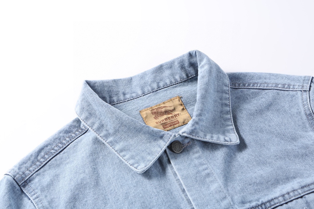 Burberry& Supreme 25ss 联名款战马牛仔外套牛仔蓝-Chinese UA Cheap High Quatity Brand Clothes Bags handbags Sneakers wholesale wholesaler seller from China Factory suppliers Fashion Clothing Shoes best Quality Beautiful Price Burberry& Supreme 25ss 联名款战马牛仔外套牛仔蓝