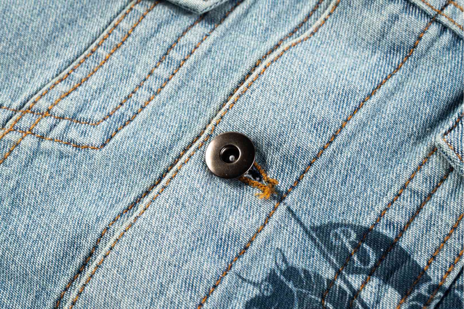 Burberry/巴宝莉 25ss 战马印花贴饰复古水洗生仔夹克外套-Chinese UA Cheap High Quatity Brand Clothes Bags handbags Sneakers wholesale wholesaler seller from China Factory suppliers Fashion Clothing Shoes best Quality Beautiful Price Burberry/巴宝莉 25ss 战马印花贴饰复古水洗生仔夹克外套