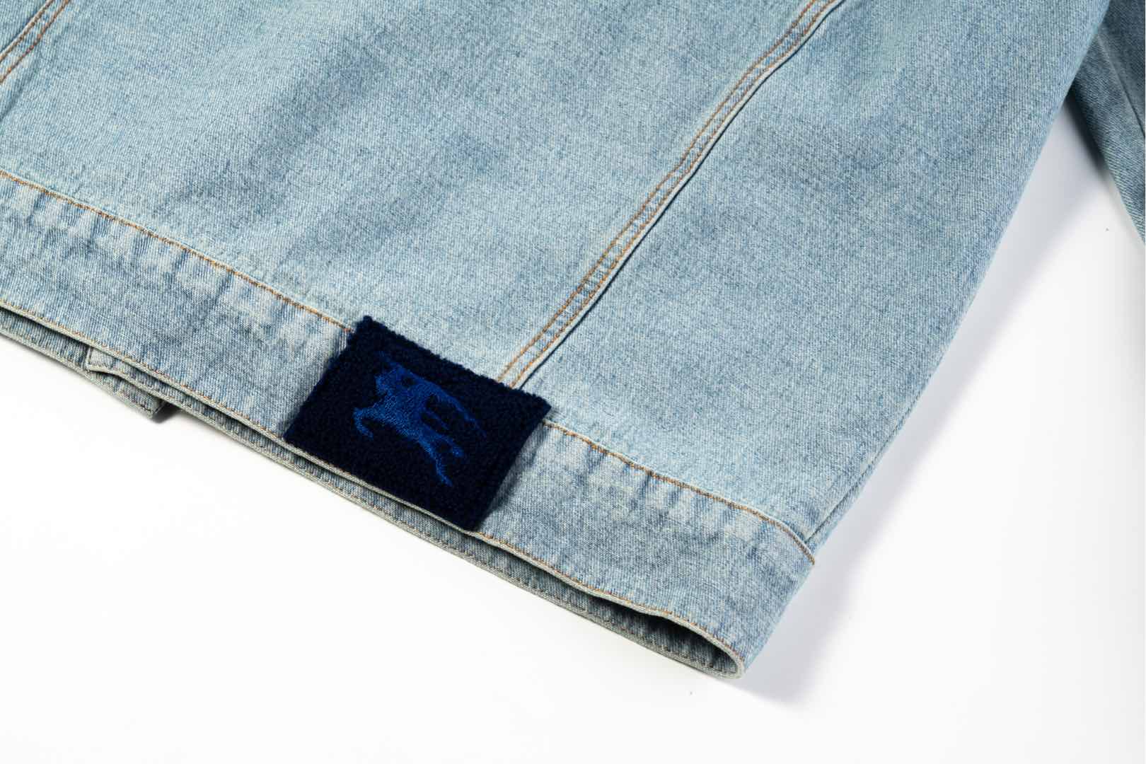 Burberry/巴宝莉 25ss 战马印花贴饰复古水洗生仔夹克外套-Chinese UA Cheap High Quatity Brand Clothes Bags handbags Sneakers wholesale wholesaler seller from China Factory suppliers Fashion Clothing Shoes best Quality Beautiful Price Burberry/巴宝莉 25ss 战马印花贴饰复古水洗生仔夹克外套