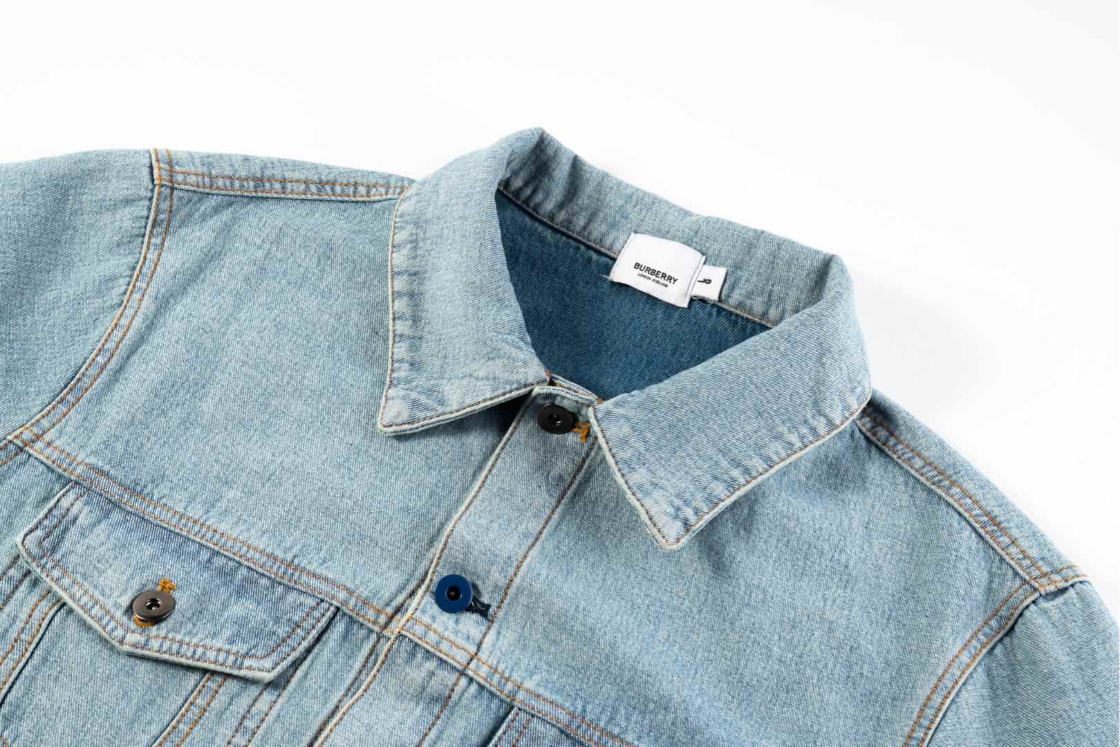 Burberry/巴宝莉 25ss 战马印花贴饰复古水洗生仔夹克外套-Chinese UA Cheap High Quatity Brand Clothes Bags handbags Sneakers wholesale wholesaler seller from China Factory suppliers Fashion Clothing Shoes best Quality Beautiful Price Burberry/巴宝莉 25ss 战马印花贴饰复古水洗生仔夹克外套