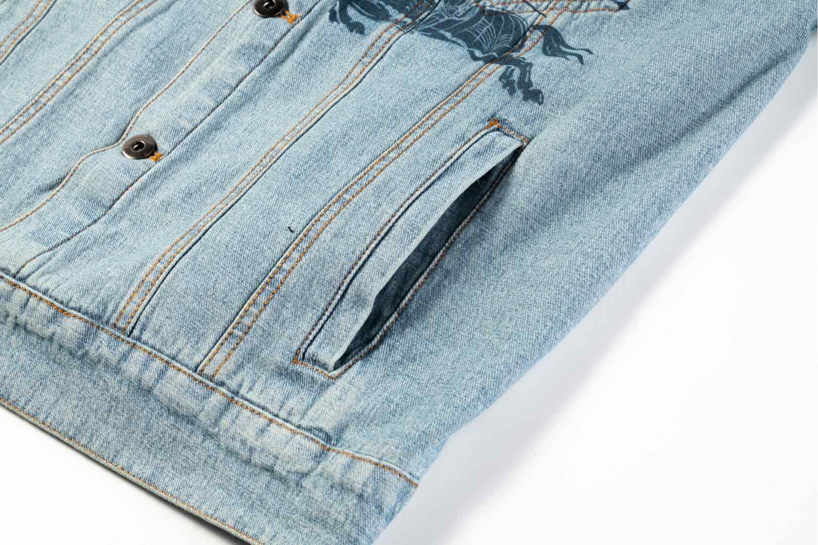 Burberry/巴宝莉 25ss 战马印花贴饰复古水洗生仔夹克外套-Chinese UA Cheap High Quatity Brand Clothes Bags handbags Sneakers wholesale wholesaler seller from China Factory suppliers Fashion Clothing Shoes best Quality Beautiful Price Burberry/巴宝莉 25ss 战马印花贴饰复古水洗生仔夹克外套