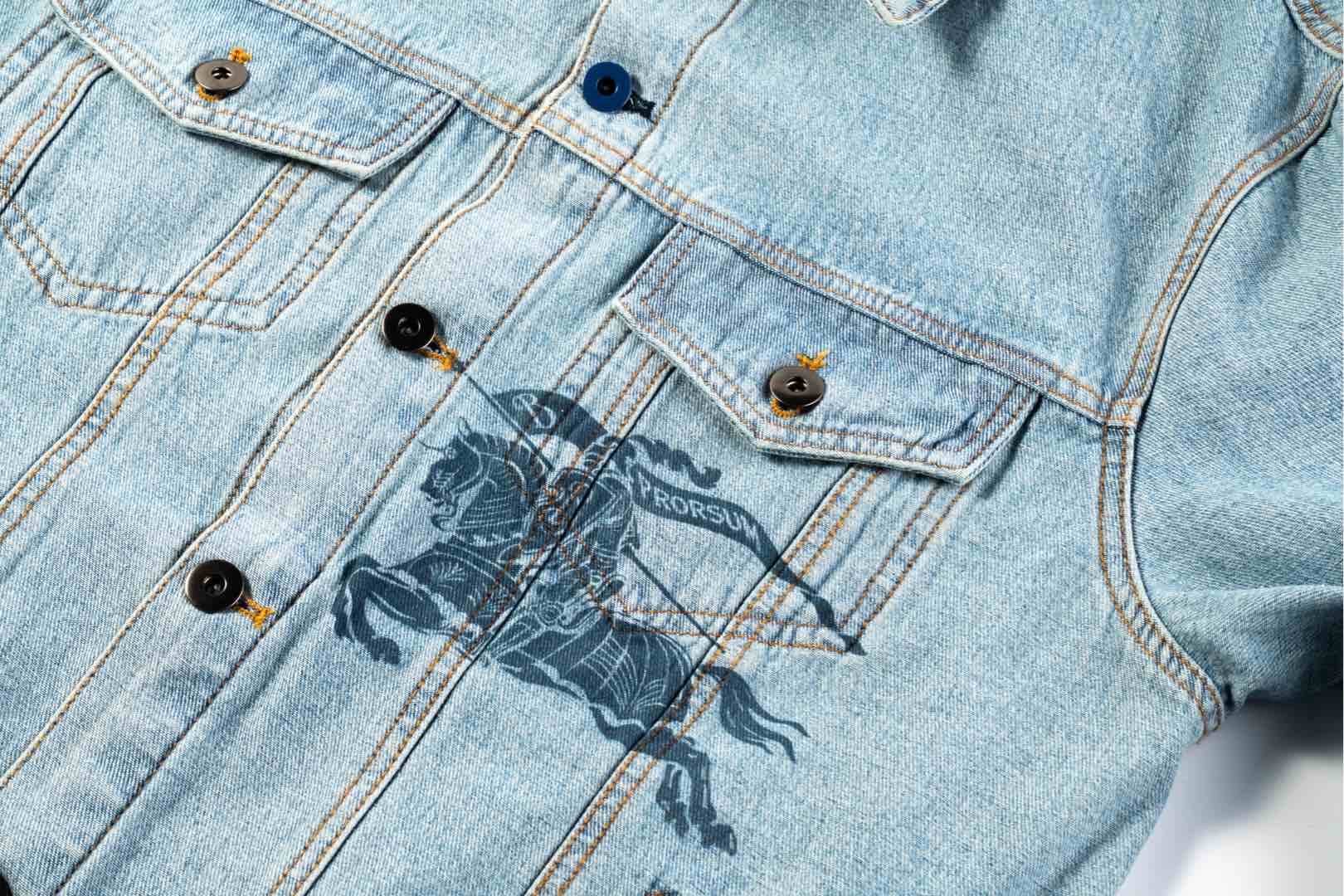 Burberry/巴宝莉 25ss 战马印花贴饰复古水洗生仔夹克外套-Chinese UA Cheap High Quatity Brand Clothes Bags handbags Sneakers wholesale wholesaler seller from China Factory suppliers Fashion Clothing Shoes best Quality Beautiful Price Burberry/巴宝莉 25ss 战马印花贴饰复古水洗生仔夹克外套