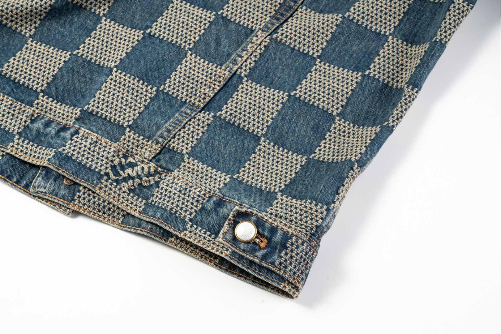 Louis Vuitton /路易威登 25ss 棋盘格怀旧牛仔外套 这款经典牛仔夹克-Chinese UA Cheap High Quatity Brand Clothes Bags handbags Sneakers wholesale wholesaler seller from China Factory suppliers Fashion Clothing Shoes best Quality Beautiful Price Louis Vuitton /路易威登 25ss 棋盘格怀旧牛仔外套 这款经典牛仔夹克