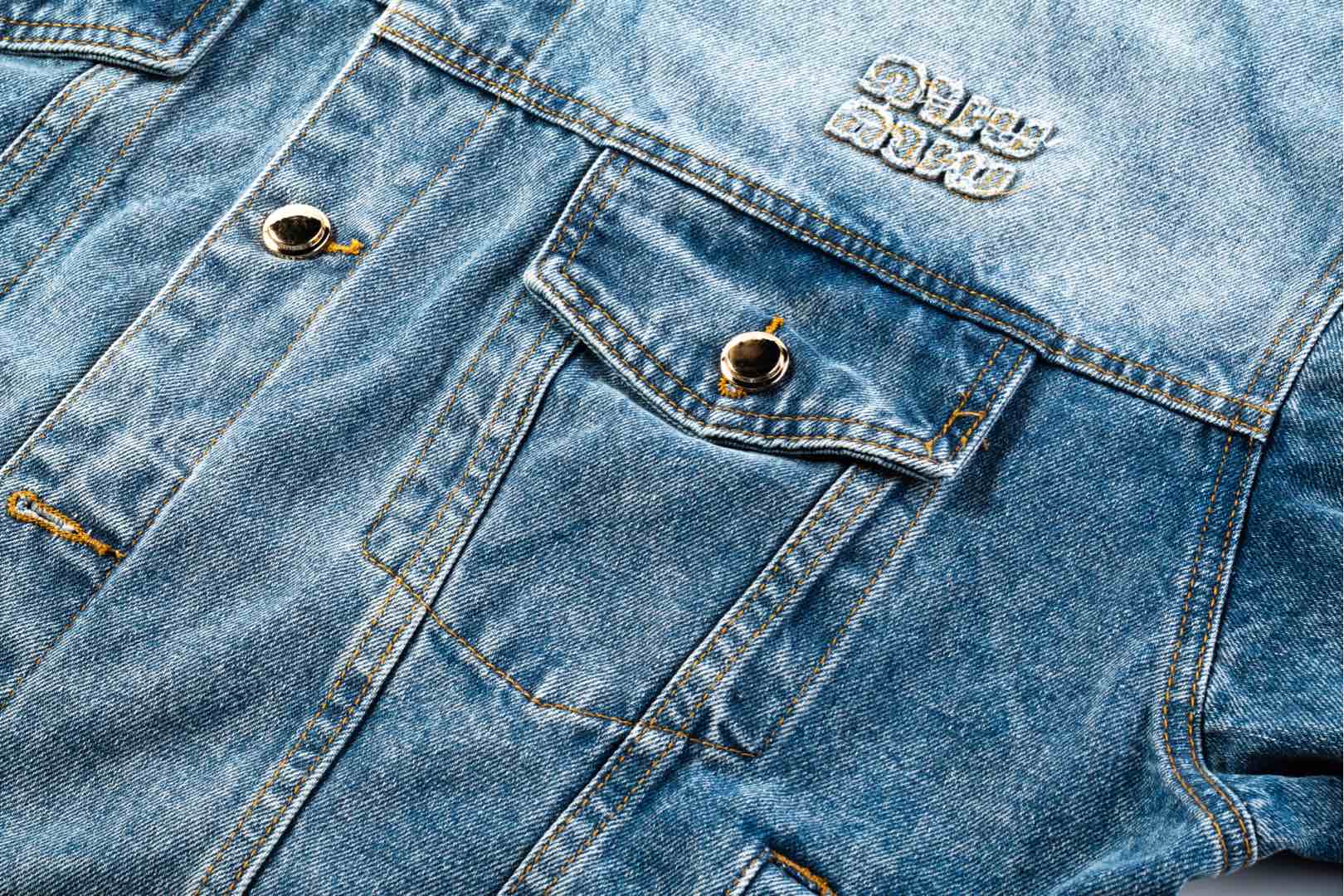 Luxury Cowboy Jacket by Miu Miu: Handcrafted Italian Import with Unique Details - 图片 5