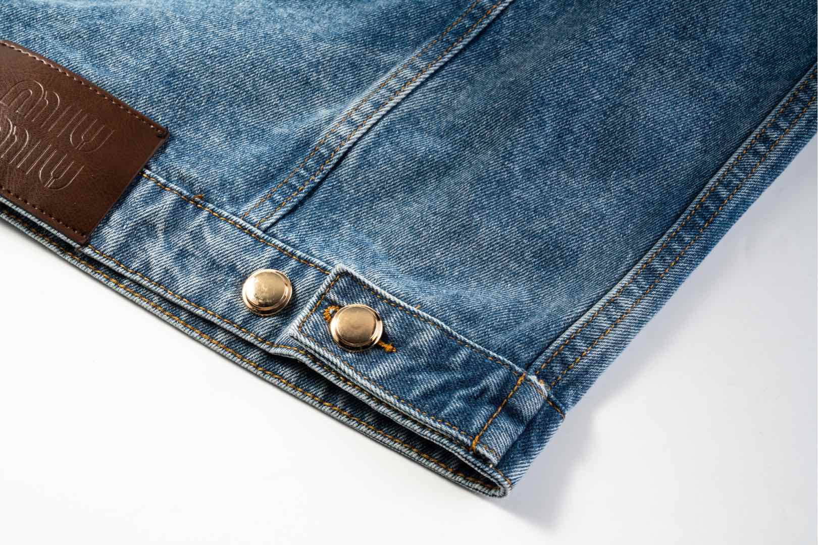 Luxury Cowboy Jacket by Miu Miu: Handcrafted Italian Import with Unique Details - 图片 9