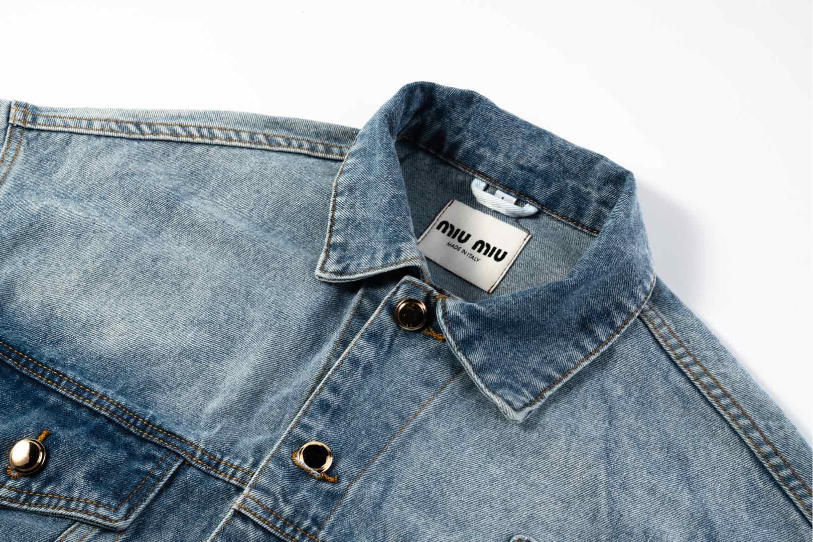 Luxury Cowboy Jacket by Miu Miu: Handcrafted Italian Import with Unique Details - 图片 7