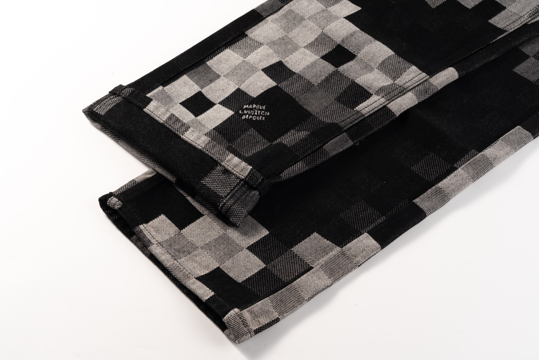 LOUIS VUITTON/路易威登 菲董联名马赛克棋盘格牛仔裤黑色-Chinese UA Cheap High Quatity Brand Clothes Bags handbags Sneakers wholesale wholesaler seller from China Factory suppliers Fashion Clothing Shoes best Quality Beautiful Price LOUIS VUITTON/路易威登 菲董联名马赛克棋盘格牛仔裤黑色