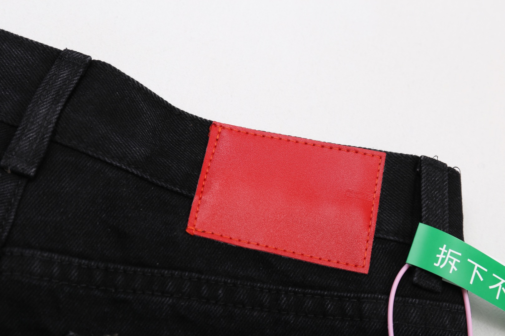 Vintage Levi’s Jeans: Unique Pelvis Slings Boost Prices, Limited Sizes Available - 图片 4