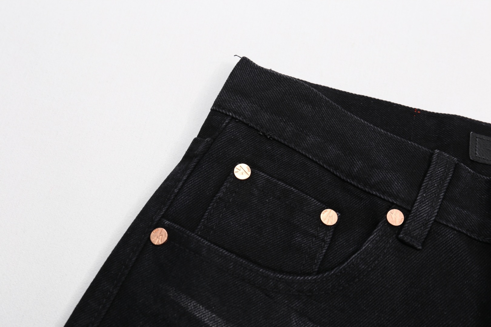 Vintage Levi’s Jeans: Unique Pelvis Slings Boost Prices, Limited Sizes Available - 图片 8