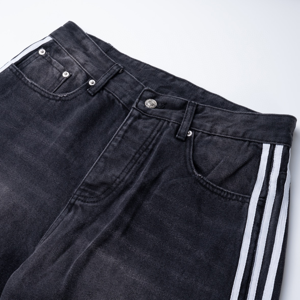 Balenciaga X Adidas Broad-Legged Jeans Review: Paris Fashion, High Quality, Unique Design - 图片 6