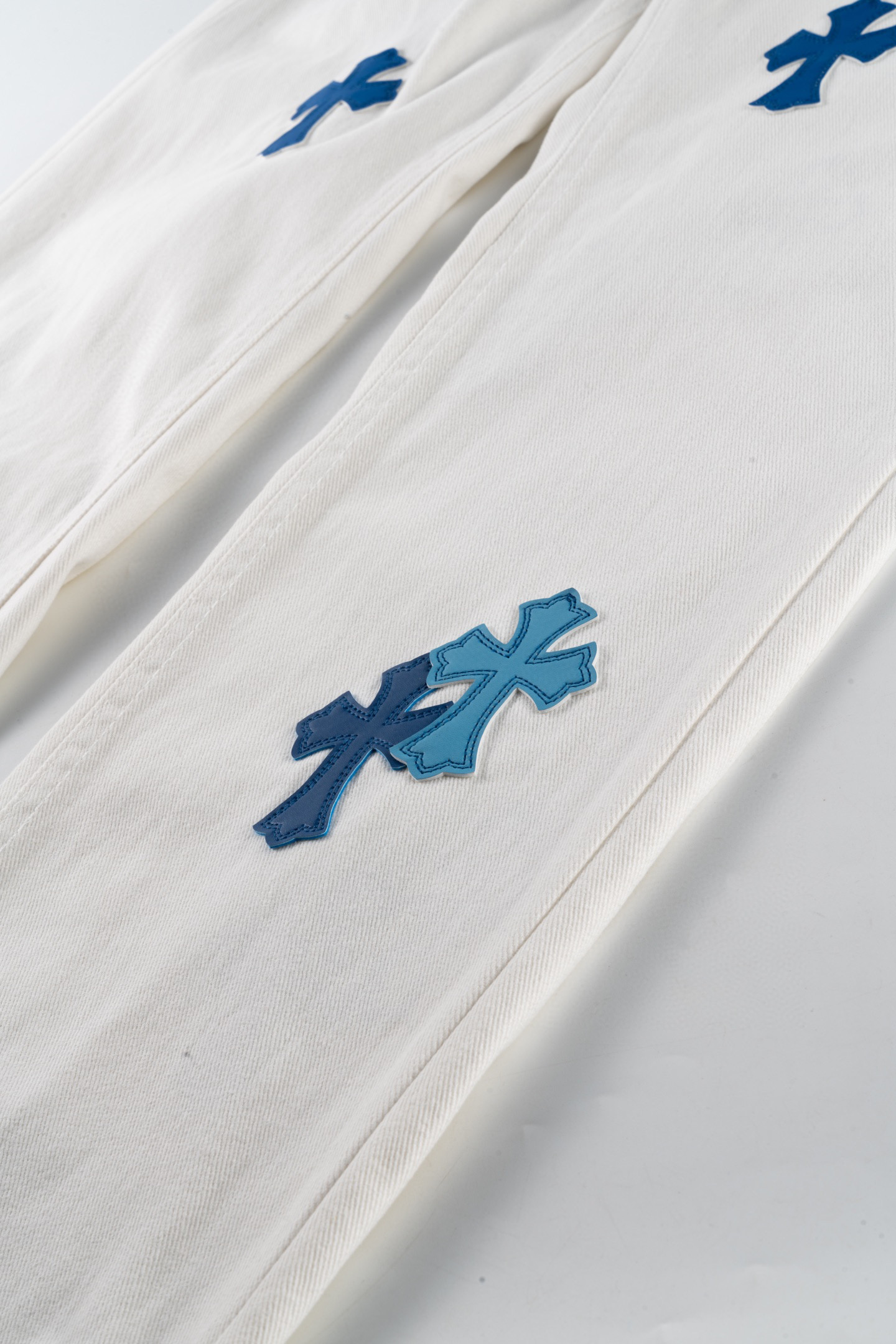 Chrome Hearts/克罗心城市限定系列梵文十字贴布拼皮牛仔裤白蓝-Chinese UA Cheap High Quatity Brand Clothes Bags handbags Sneakers wholesale wholesaler seller from China Factory suppliers Fashion Clothing Shoes best Quality Beautiful Price Chrome Hearts/克罗心城市限定系列梵文十字贴布拼皮牛仔裤白蓝