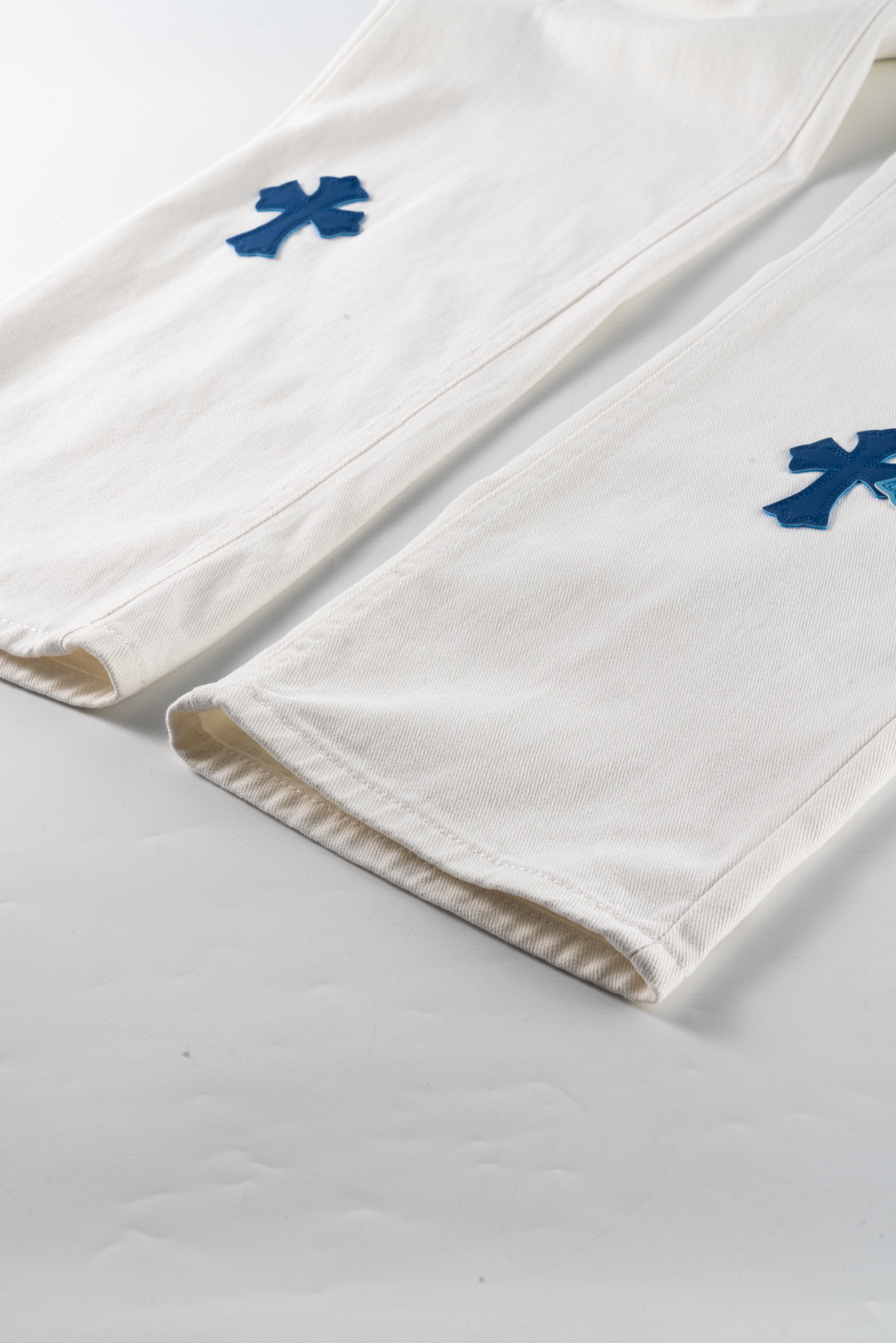 Chrome Hearts/克罗心城市限定系列梵文十字贴布拼皮牛仔裤白蓝-Chinese UA Cheap High Quatity Brand Clothes Bags handbags Sneakers wholesale wholesaler seller from China Factory suppliers Fashion Clothing Shoes best Quality Beautiful Price Chrome Hearts/克罗心城市限定系列梵文十字贴布拼皮牛仔裤白蓝