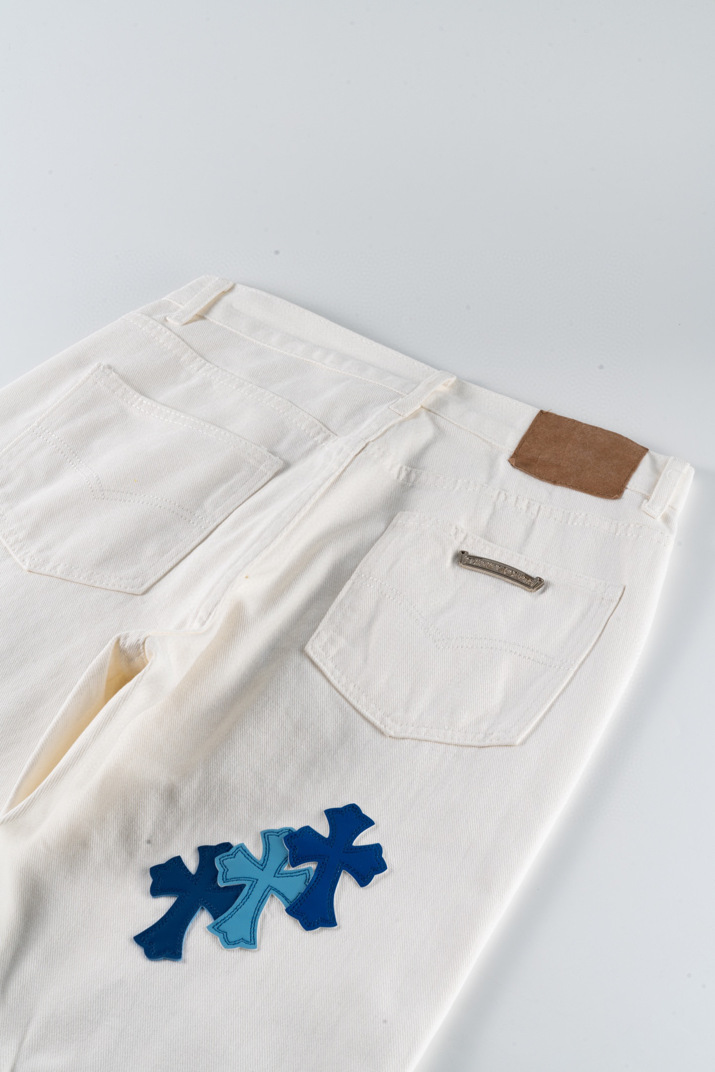 Chrome Hearts/克罗心城市限定系列梵文十字贴布拼皮牛仔裤白蓝-Chinese UA Cheap High Quatity Brand Clothes Bags handbags Sneakers wholesale wholesaler seller from China Factory suppliers Fashion Clothing Shoes best Quality Beautiful Price Chrome Hearts/克罗心城市限定系列梵文十字贴布拼皮牛仔裤白蓝