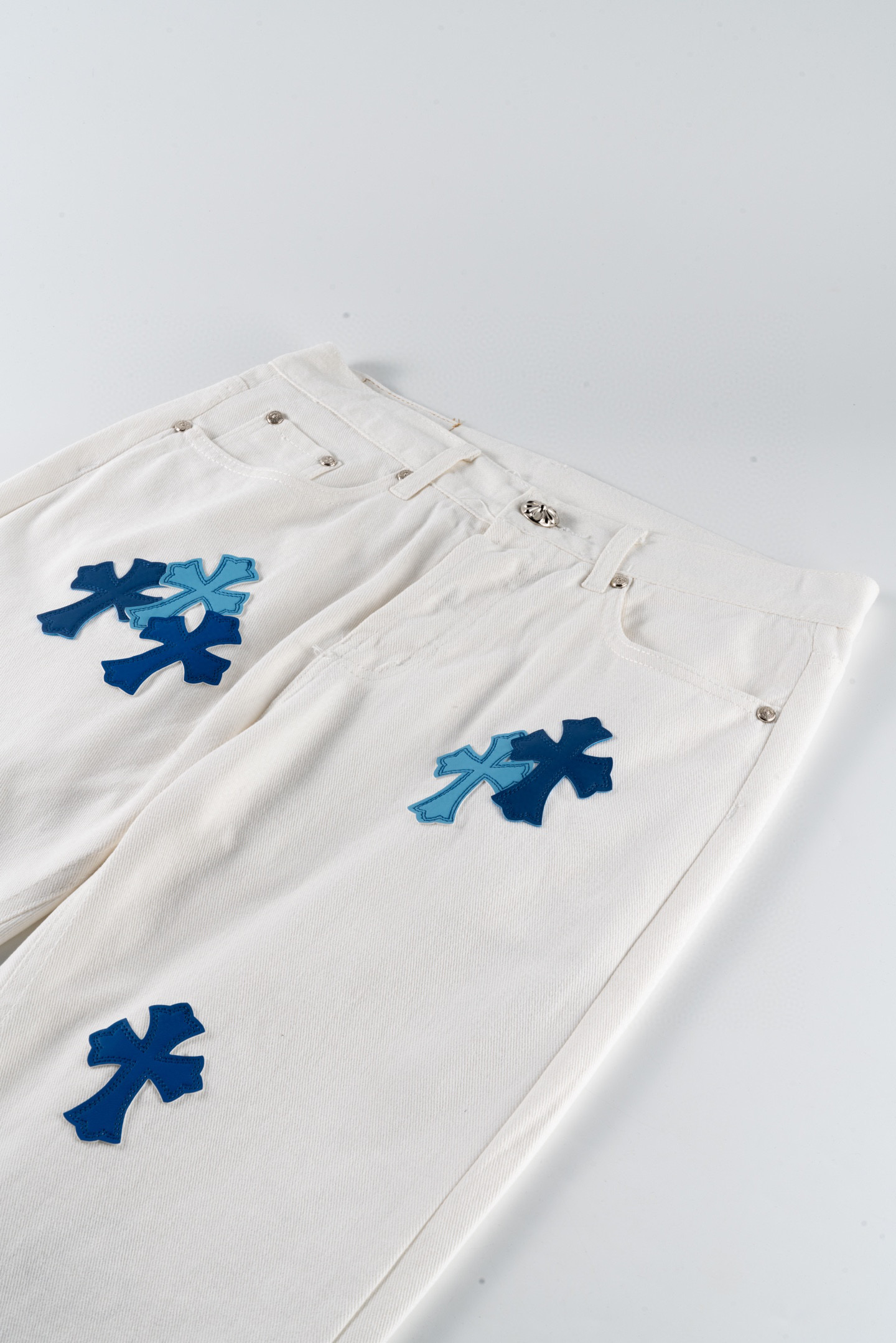 Chrome Hearts/克罗心城市限定系列梵文十字贴布拼皮牛仔裤白蓝-Chinese UA Cheap High Quatity Brand Clothes Bags handbags Sneakers wholesale wholesaler seller from China Factory suppliers Fashion Clothing Shoes best Quality Beautiful Price Chrome Hearts/克罗心城市限定系列梵文十字贴布拼皮牛仔裤白蓝