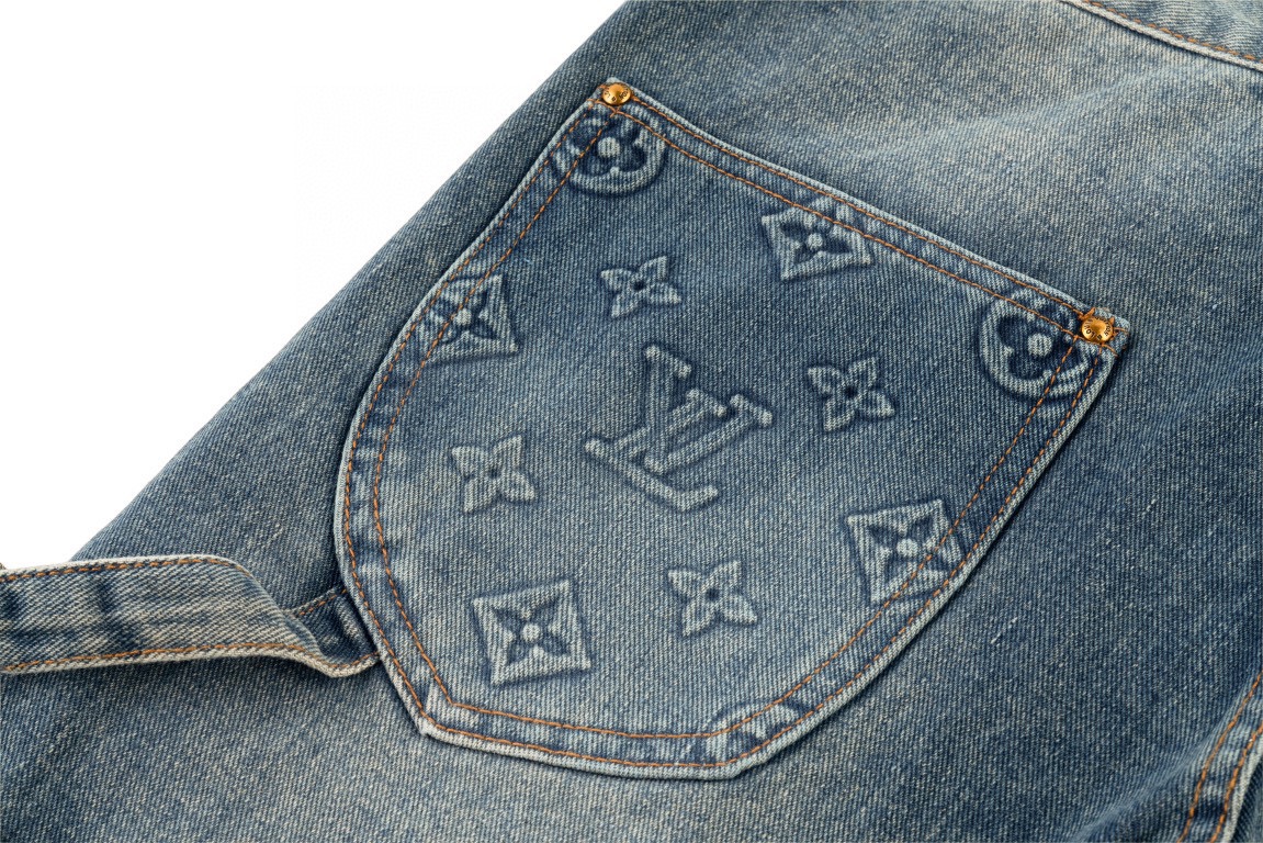 💰150【常青款 原单版本】
Lv 路易威登 Louis Vuitton经典钢印logo牛仔裤 
原单狠货，水洗休闲牛仔裤，进口原版水洗弹力面料，舒适有弹性，原版五金辅料装饰logo，版型超正，档次极高，专柜品质，上身时尚有型
印花采用进口白沫印花，定制纽扣，YKK拉链
辅料全套一比一开模定制 
款号：1570#（同款外套有货）
颜色：蓝色
尺码：S M L XL
