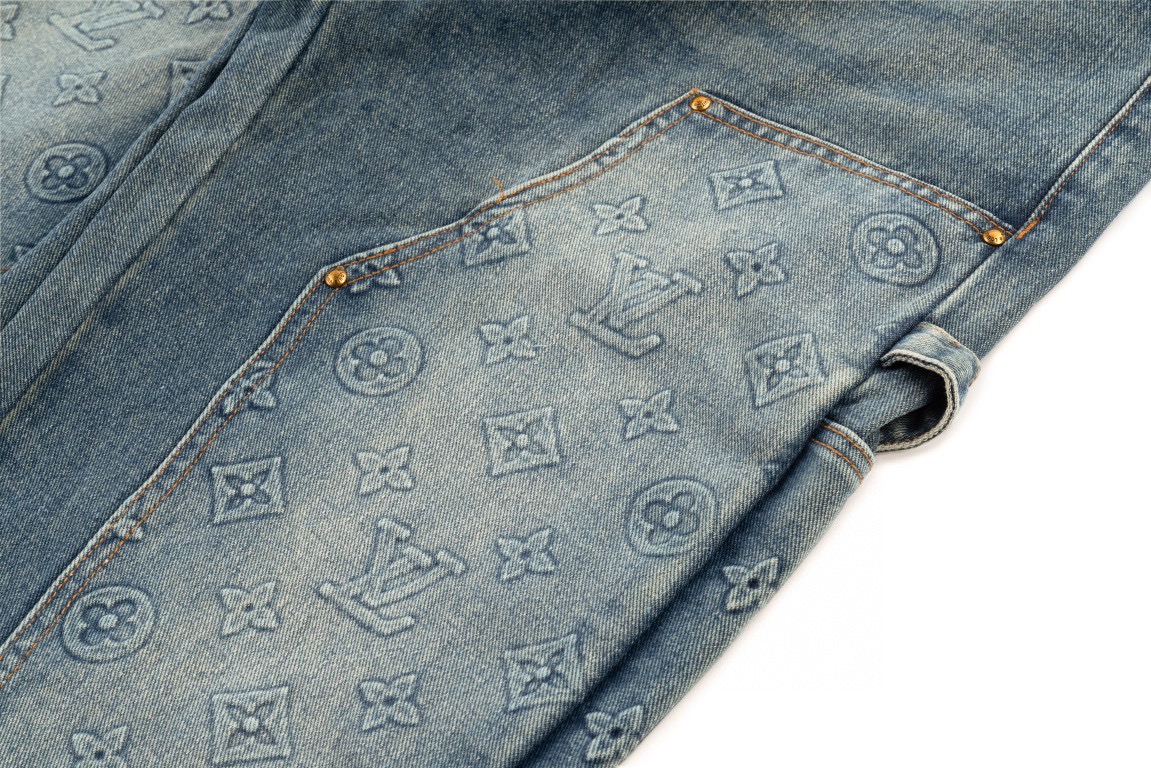 💰150【常青款 原单版本】
Lv 路易威登 Louis Vuitton经典钢印logo牛仔裤 
原单狠货，水洗休闲牛仔裤，进口原版水洗弹力面料，舒适有弹性，原版五金辅料装饰logo，版型超正，档次极高，专柜品质，上身时尚有型
印花采用进口白沫印花，定制纽扣，YKK拉链
辅料全套一比一开模定制 
款号：1570#（同款外套有货）
颜色：蓝色
尺码：S M L XL
