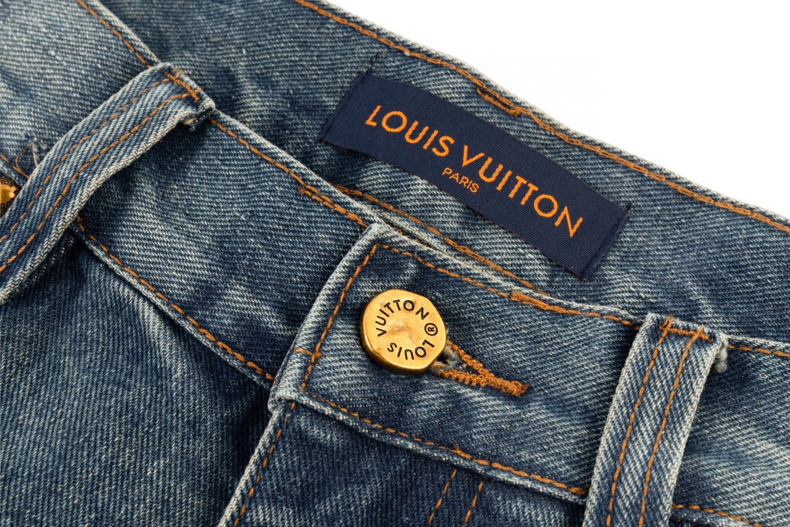💰150【常青款 原单版本】
Lv 路易威登 Louis Vuitton经典钢印logo牛仔裤 
原单狠货，水洗休闲牛仔裤，进口原版水洗弹力面料，舒适有弹性，原版五金辅料装饰logo，版型超正，档次极高，专柜品质，上身时尚有型
印花采用进口白沫印花，定制纽扣，YKK拉链
辅料全套一比一开模定制 
款号：1570#（同款外套有货）
颜色：蓝色
尺码：S M L XL
