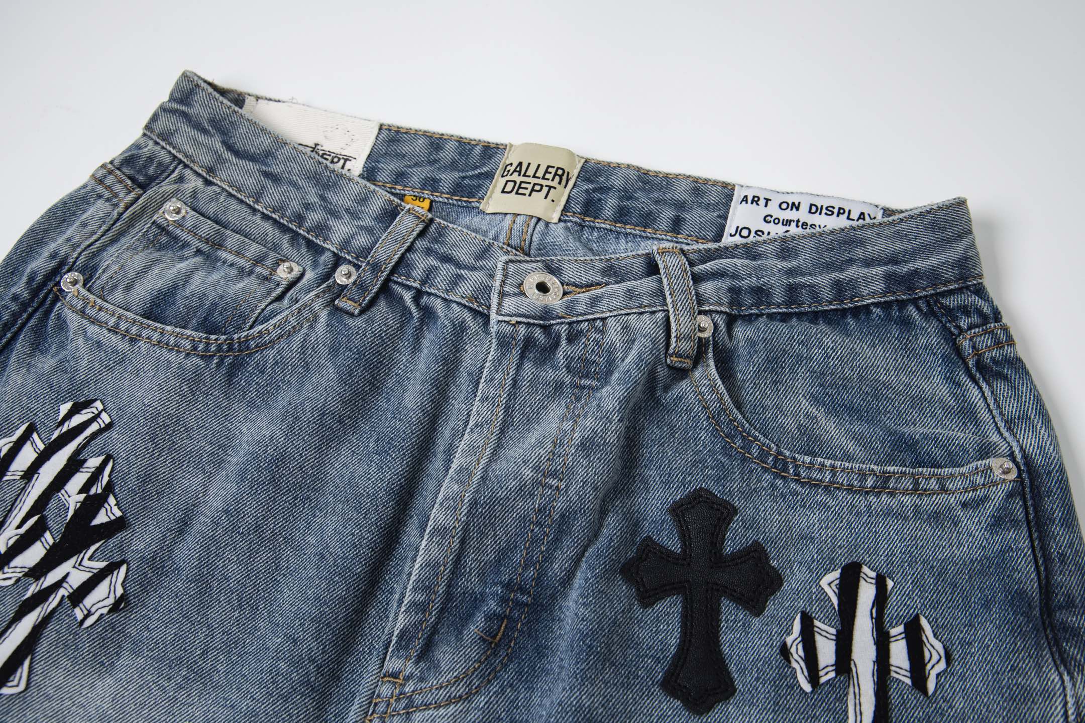 💰190
GALLERY DEPT & Chrome hearts 克罗心联名拼大logo魔王多标十字架水洗牛仔裤
真实还原Vintage极致质感
立体版型 宽松舒适不挑身材 显高显瘦 大厂精工 原厂品控 男女同款 可做情侣搭配 百搭推荐 四季必备牛仔裤
潮人失望过 从布料的质量选择,细节的剪裁,花型的搭配都无可挑剔!上身穿着可谓是帅到炸…男女老少都可以轻松驾驭!
工艺上采用重工水洗纯棉牛仔面料 水洗之后 柔软厚实 穿在身上十分有型
款号:1756
颜色:蓝色
尺码:28 30 32 34 36