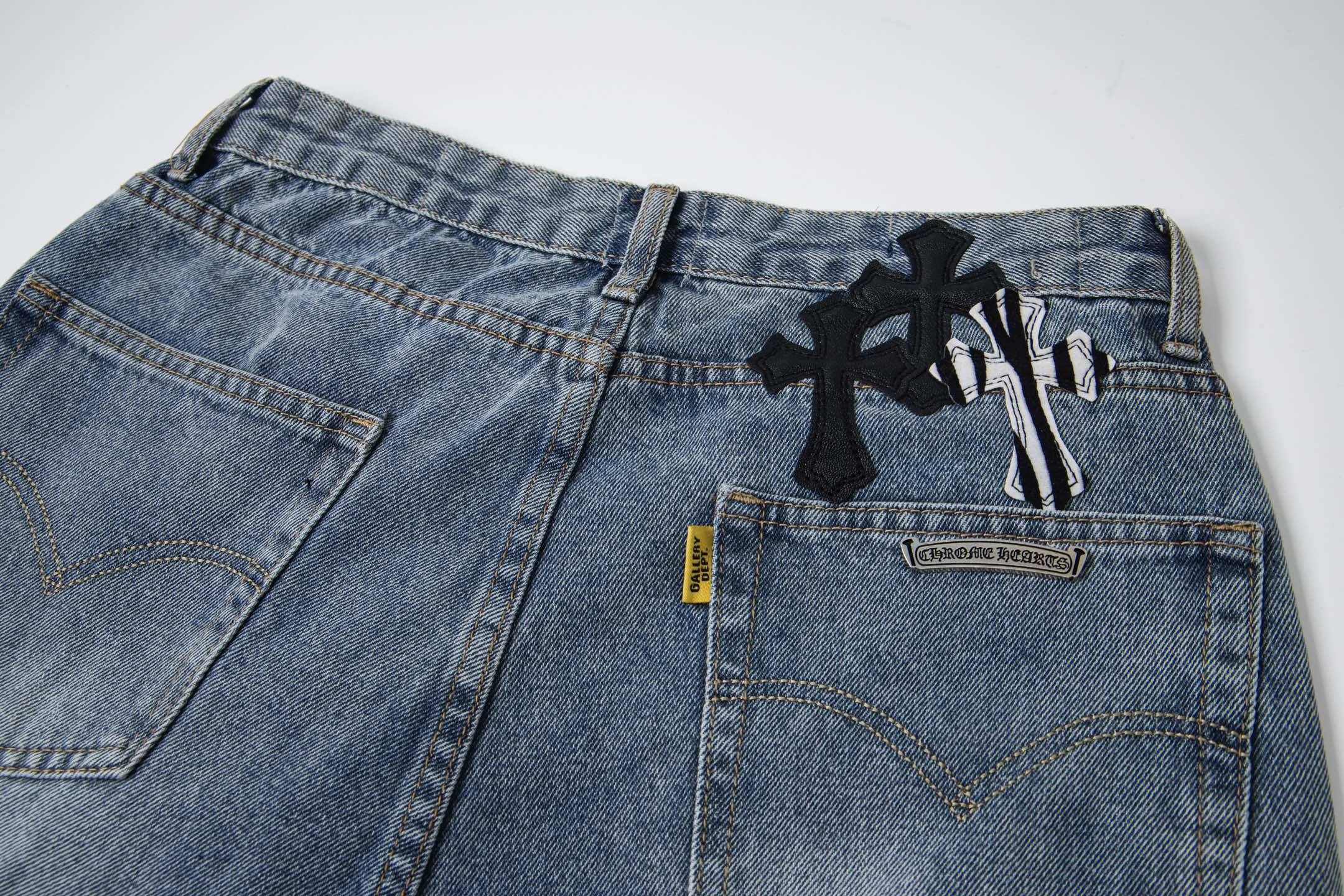 💰190
GALLERY DEPT & Chrome hearts 克罗心联名拼大logo魔王多标十字架水洗牛仔裤
真实还原Vintage极致质感
立体版型 宽松舒适不挑身材 显高显瘦 大厂精工 原厂品控 男女同款 可做情侣搭配 百搭推荐 四季必备牛仔裤
潮人失望过 从布料的质量选择,细节的剪裁,花型的搭配都无可挑剔!上身穿着可谓是帅到炸…男女老少都可以轻松驾驭!
工艺上采用重工水洗纯棉牛仔面料 水洗之后 柔软厚实 穿在身上十分有型
款号:1756
颜色:蓝色
尺码:28 30 32 34 36
